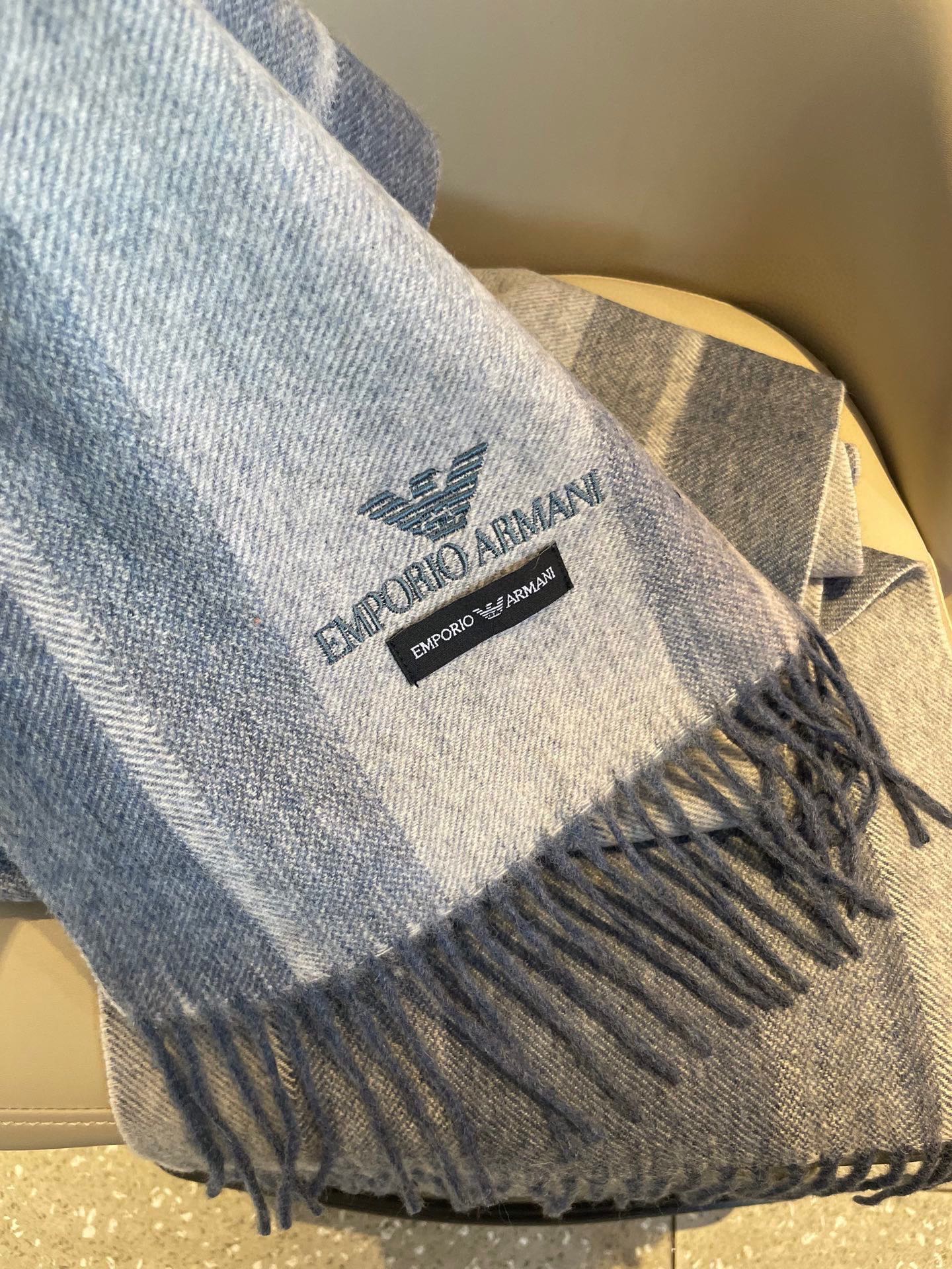 。阿玛尼海外专柜条纹拼色最新男士羊羔毛围巾～惊爆上架🎉国内专柜都没上架，从款式到面料都很赞🎻，经典的条纹