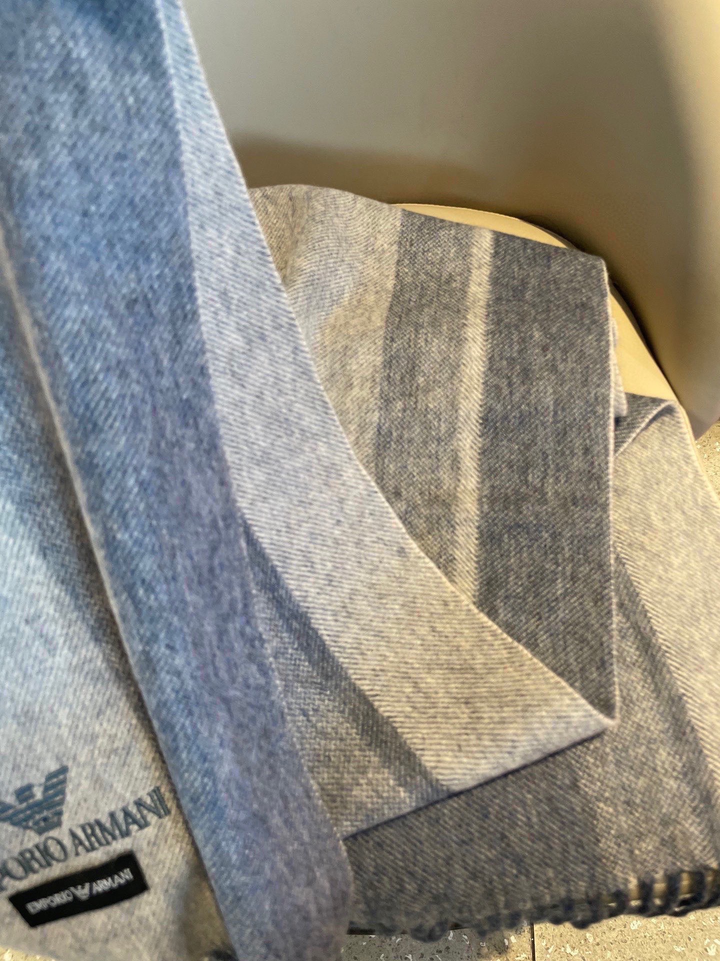 。阿玛尼海外专柜条纹拼色最新男士羊羔毛围巾～惊爆上架🎉国内专柜都没上架，从款式到面料都很赞🎻，经典的条纹