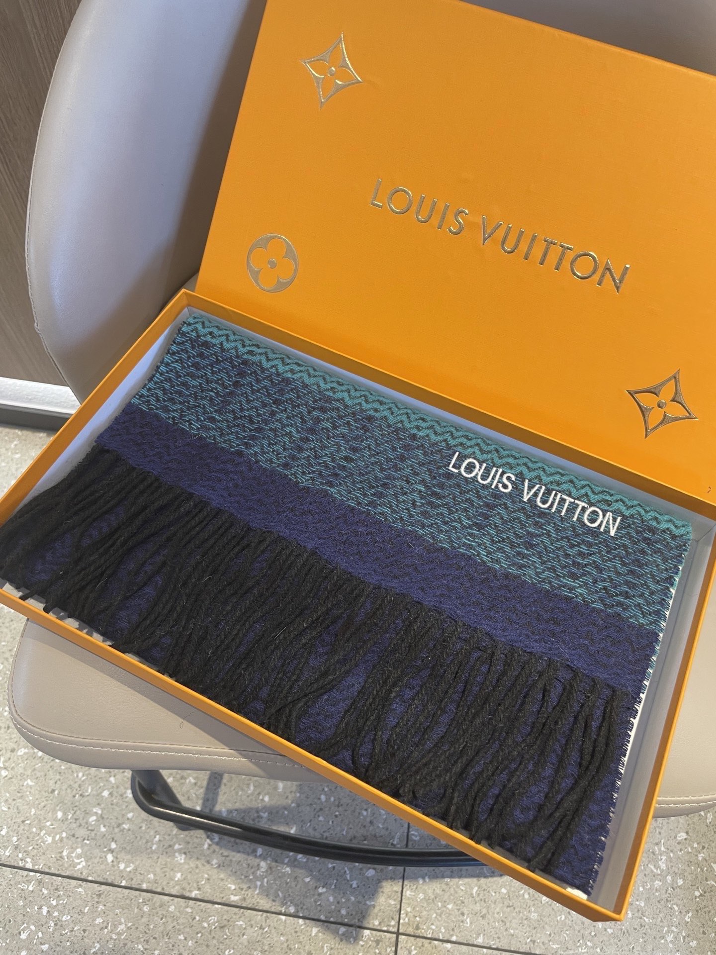 。新款LV海外专柜人字纹羊绒围巾～惊爆上架🎉国内专柜都没上架，从款式到面料都很赞🎻，经典的羊绒拼接图案，