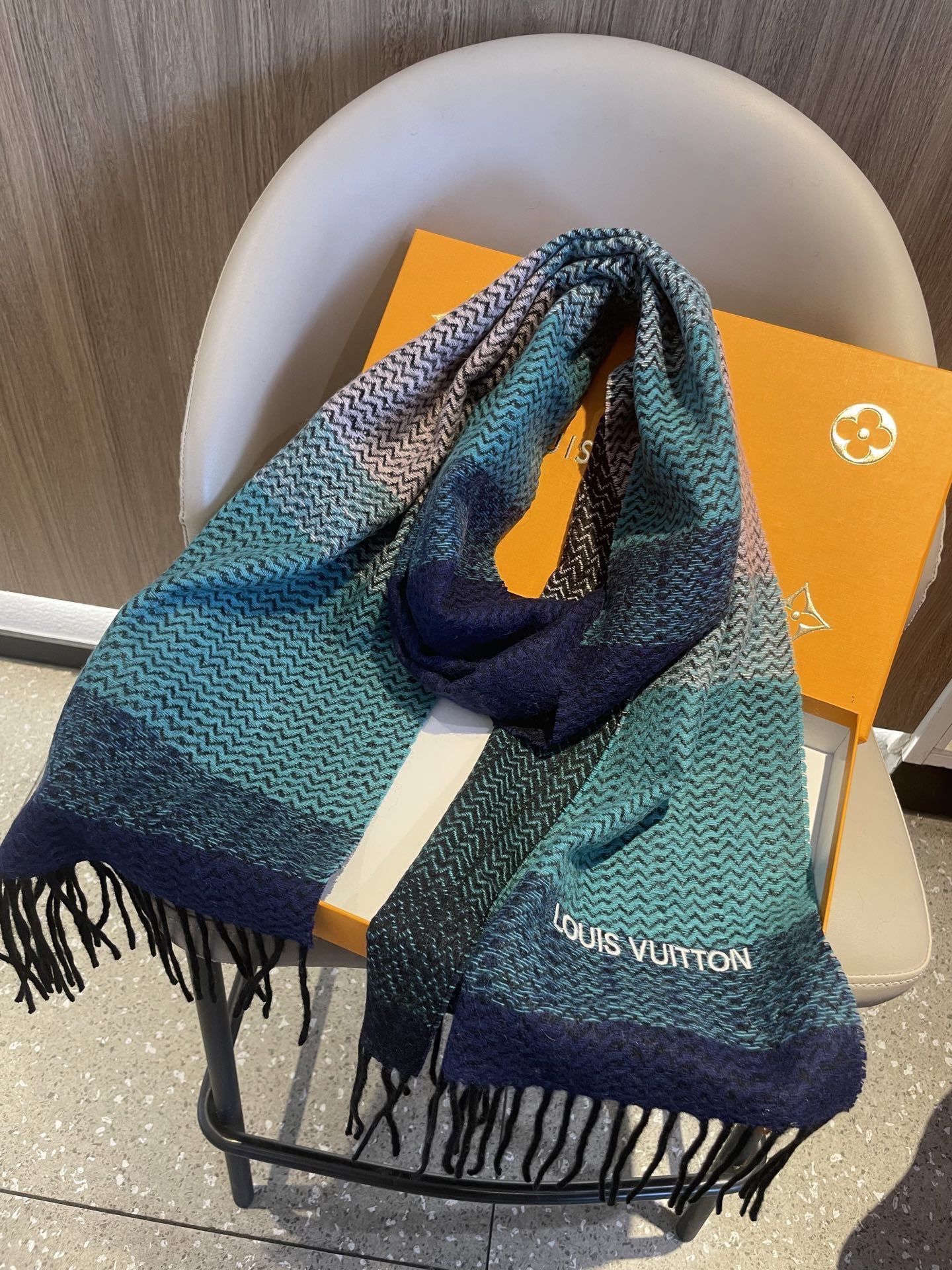 。新款LV海外专柜人字纹羊绒围巾～惊爆上架🎉国内专柜都没上架，从款式到面料都很赞🎻，经典的羊绒拼接图案，