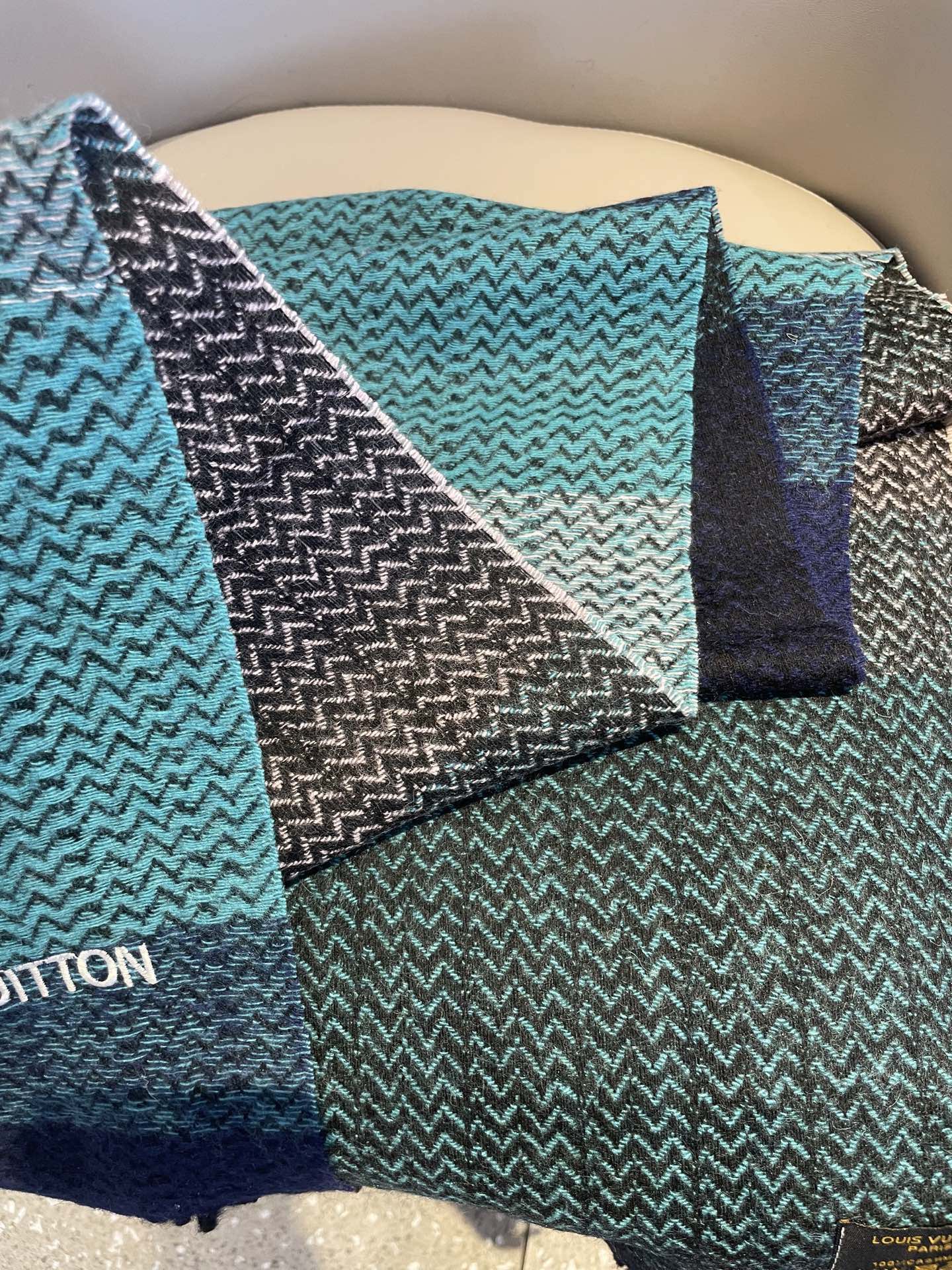 。新款LV海外专柜人字纹羊绒围巾～惊爆上架🎉国内专柜都没上架，从款式到面料都很赞🎻，经典的羊绒拼接图案，