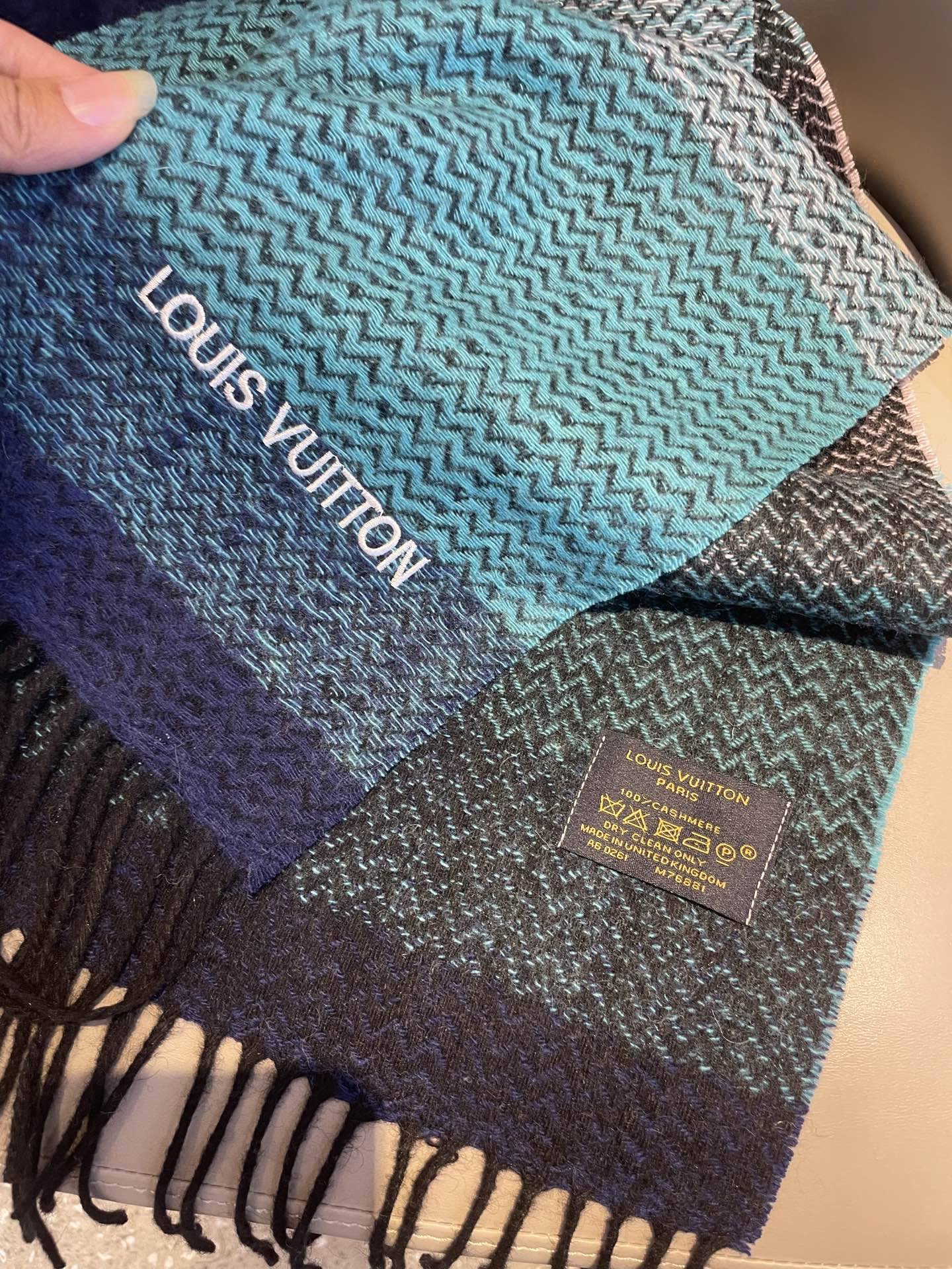 。新款LV海外专柜人字纹羊绒围巾～惊爆上架🎉国内专柜都没上架，从款式到面料都很赞🎻，经典的羊绒拼接图案，