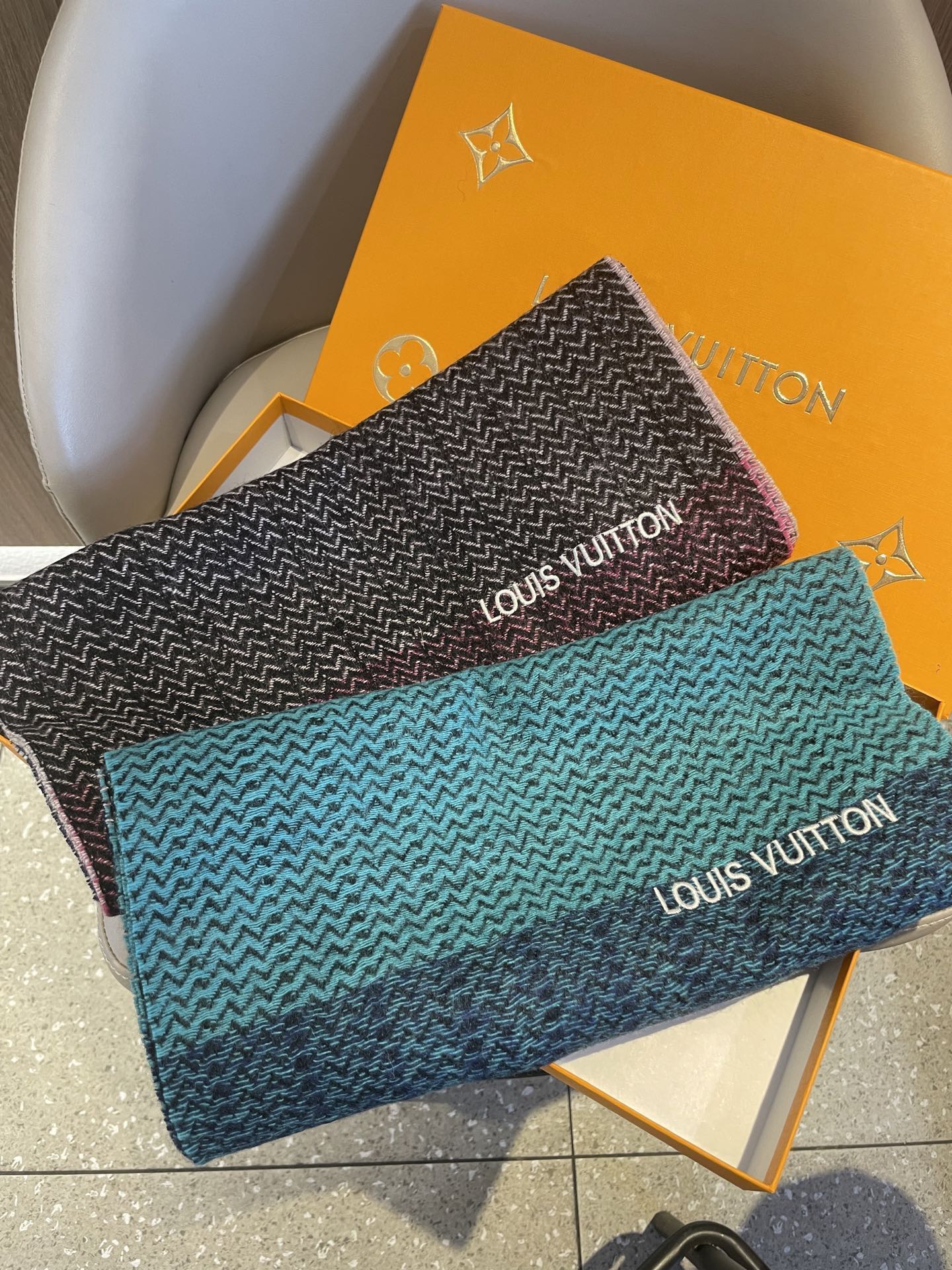 。新款LV海外专柜人字纹羊绒围巾～惊爆上架🎉国内专柜都没上架，从款式到面料都很赞🎻，经典的羊绒拼接图案，