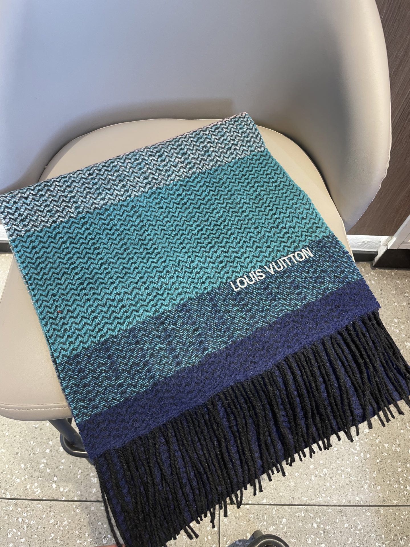 。新款LV海外专柜人字纹羊绒围巾～惊爆上架🎉国内专柜都没上架，从款式到面料都很赞🎻，经典的羊绒拼接图案，