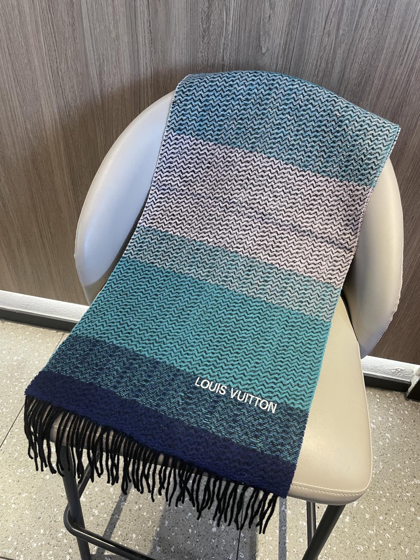 。新款LV海外专柜人字纹羊绒围巾～惊爆上架🎉国内专柜都没上架，从款式到面料都很赞🎻，经典的羊绒拼接图案，