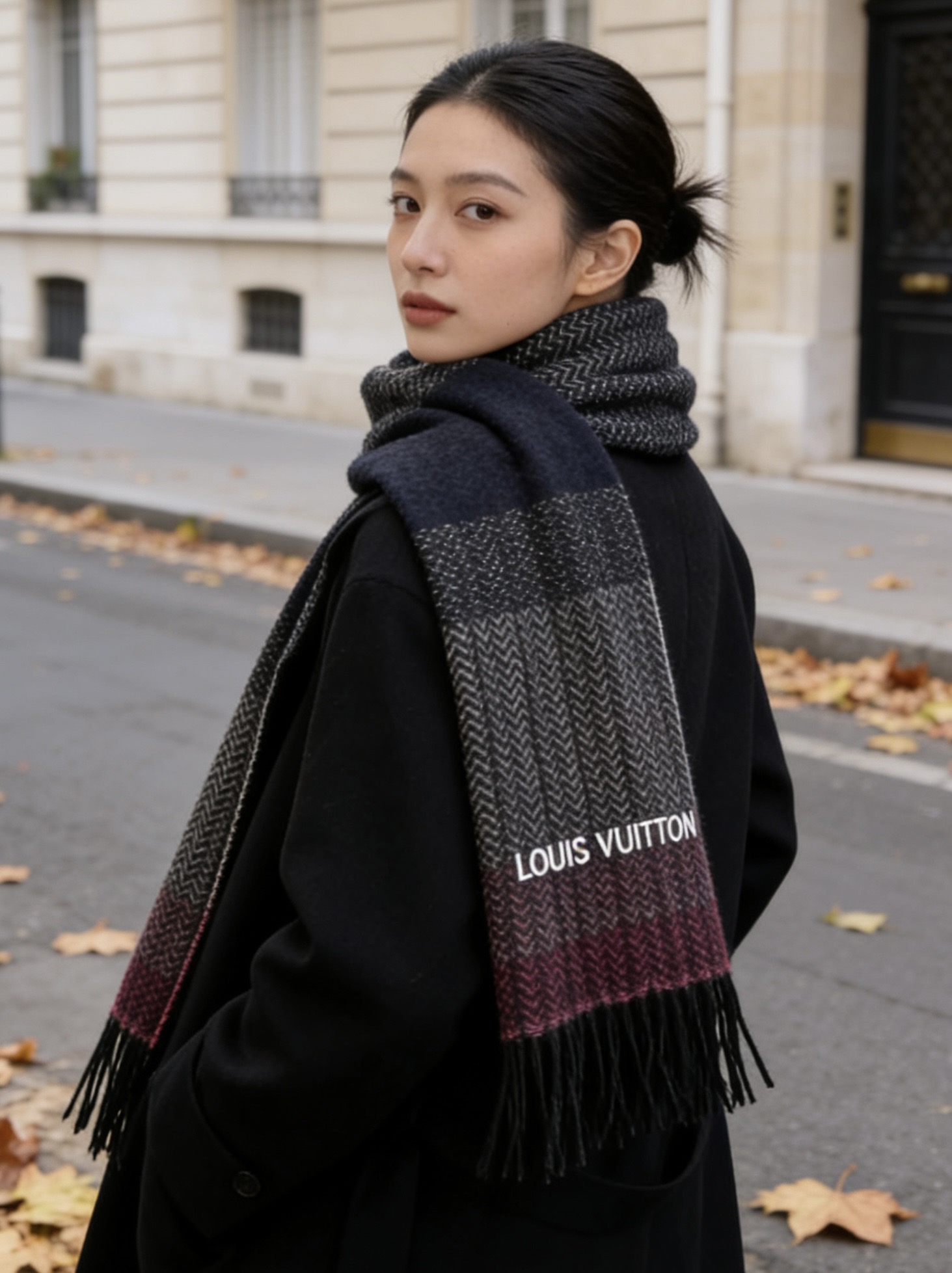 。新款LV海外专柜人字纹羊绒围巾～惊爆上架🎉国内专柜都没上架，从款式到面料都很赞🎻，经典的羊绒拼接图案，