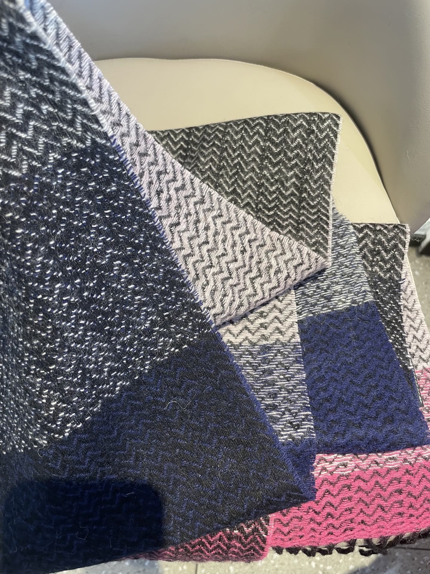 。新款LV海外专柜人字纹羊绒围巾～惊爆上架🎉国内专柜都没上架，从款式到面料都很赞🎻，经典的羊绒拼接图案，