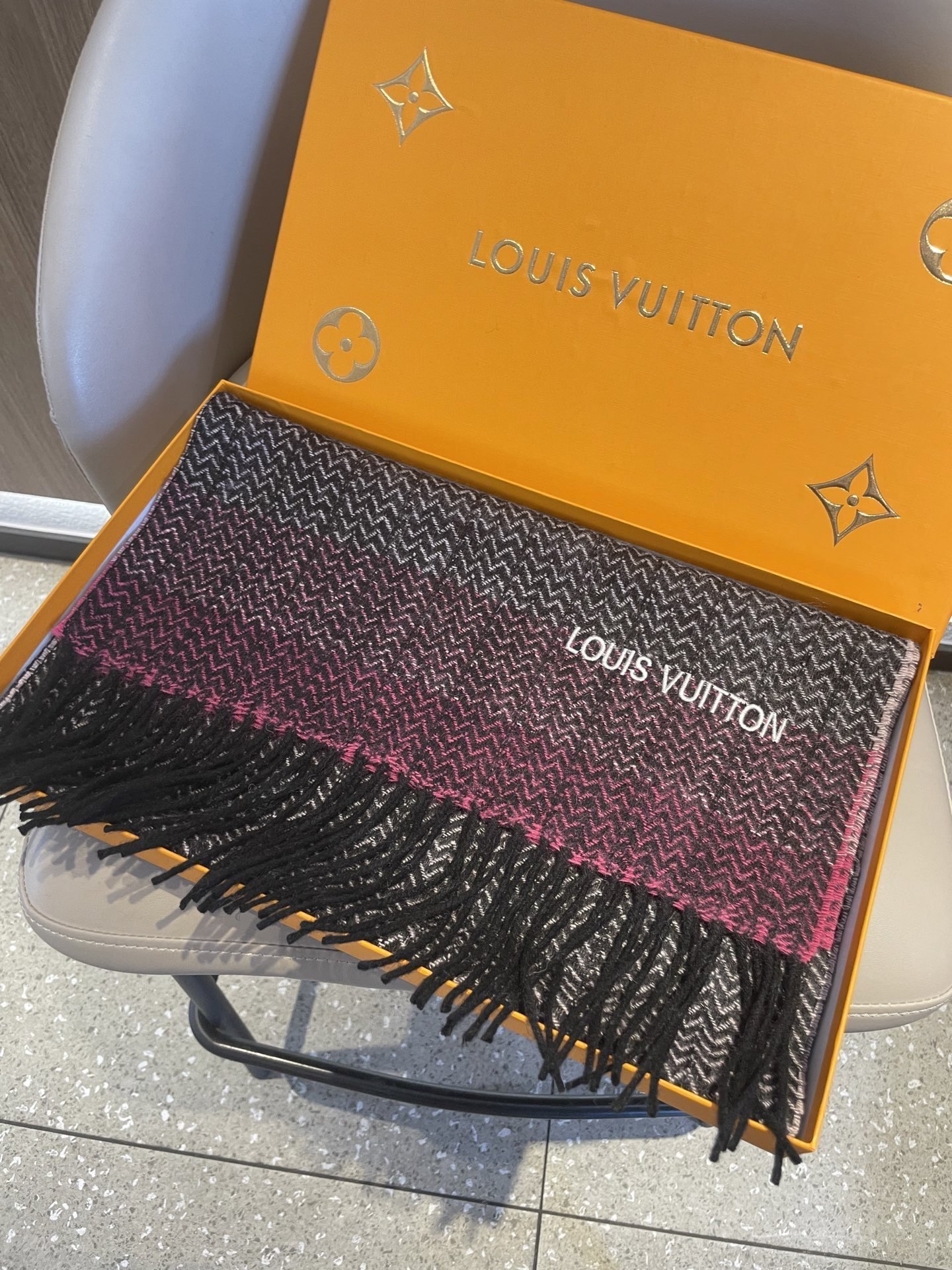 。新款LV海外专柜人字纹羊绒围巾～惊爆上架🎉国内专柜都没上架，从款式到面料都很赞🎻，经典的羊绒拼接图案，