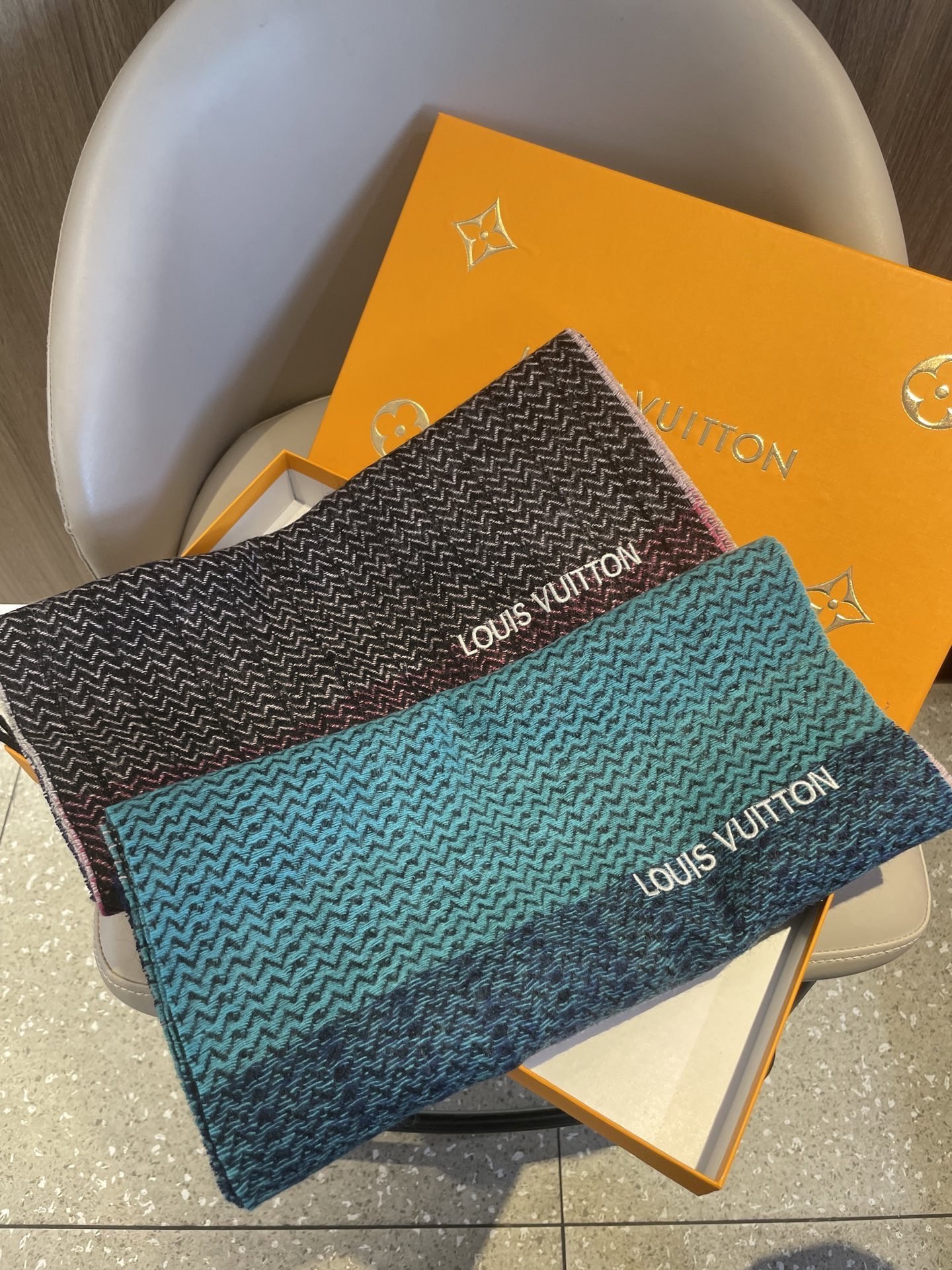 。新款LV海外专柜人字纹羊绒围巾～惊爆上架🎉国内专柜都没上架，从款式到面料都很赞🎻，经典的羊绒拼接图案，