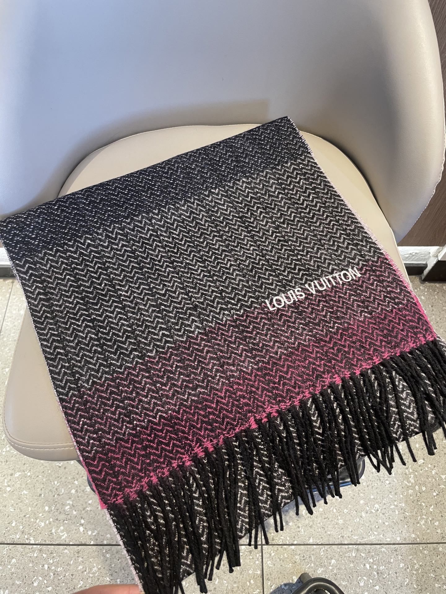 。新款LV海外专柜人字纹羊绒围巾～惊爆上架🎉国内专柜都没上架，从款式到面料都很赞🎻，经典的羊绒拼接图案，