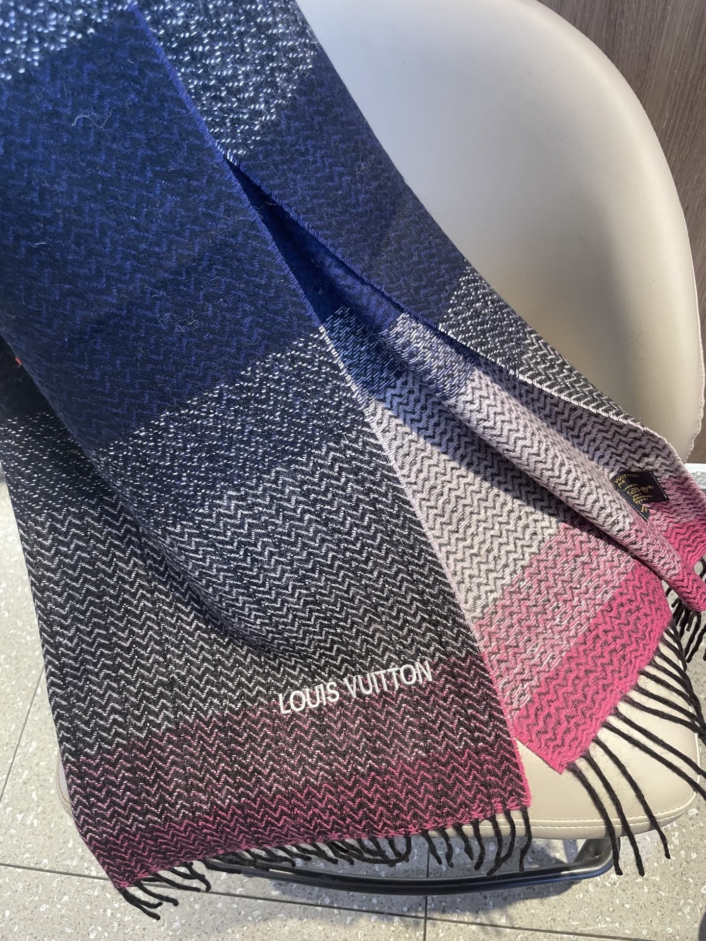 。新款LV海外专柜人字纹羊绒围巾～惊爆上架🎉国内专柜都没上架，从款式到面料都很赞🎻，经典的羊绒拼接图案，