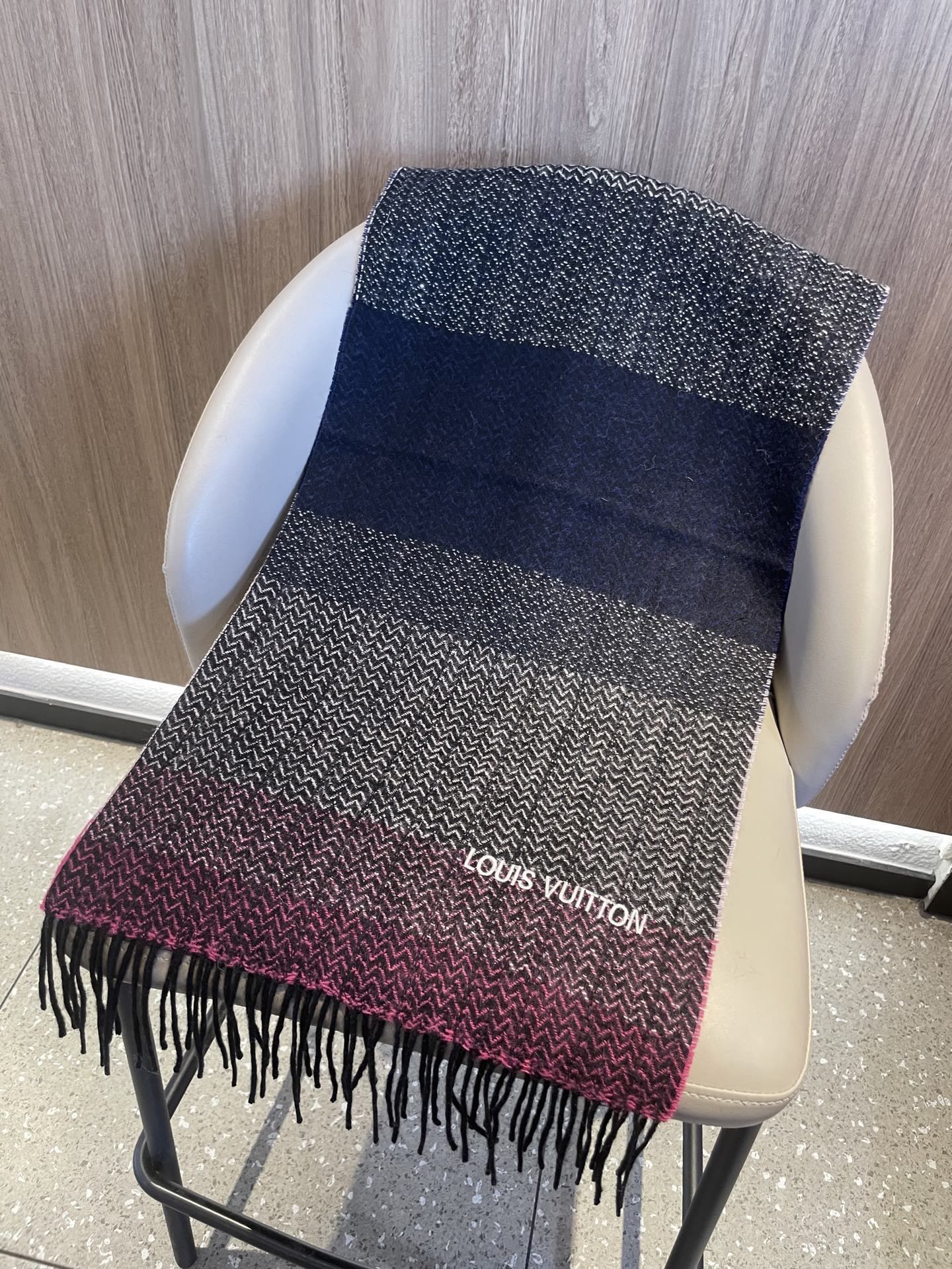 。新款LV海外专柜人字纹羊绒围巾～惊爆上架🎉国内专柜都没上架，从款式到面料都很赞🎻，经典的羊绒拼接图案，
