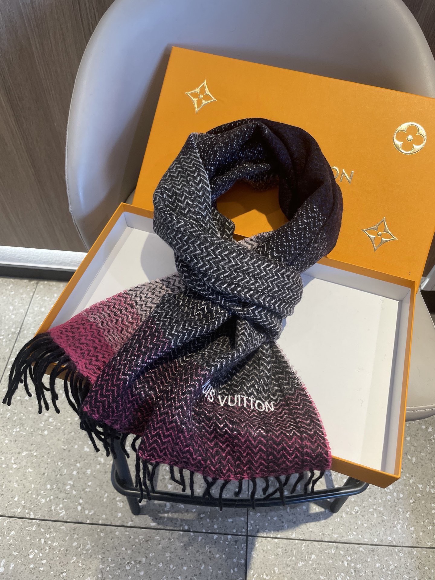 。新款LV海外专柜人字纹羊绒围巾～惊爆上架🎉国内专柜都没上架，从款式到面料都很赞🎻，经典的羊绒拼接图案，