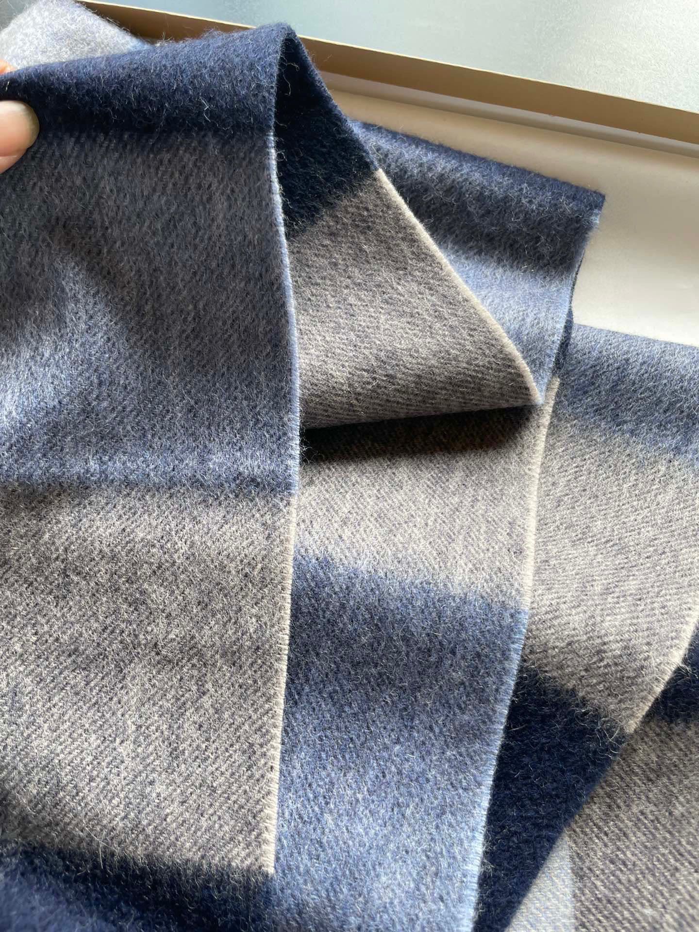 巴宝莉高品质进口羊绒字母logo刺绣围巾 惊爆上架 海外专柜最新男士女士情侣 羊绒围巾 国内专柜都没上架