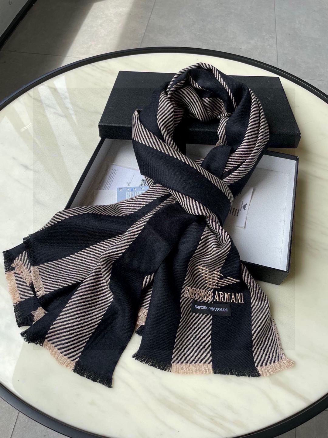 男款阿玛尼（Arman）小披肩且买且珍惜~~男款真的很少，一年也就出几款，都是出口订单所以比较难遇。男人