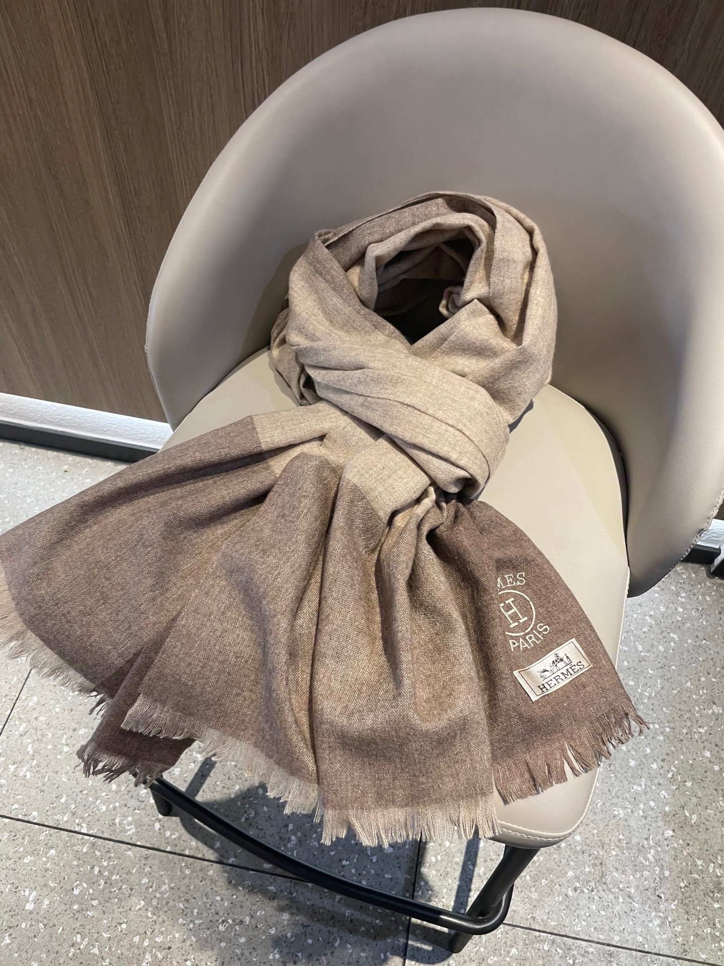 爱马仕男女同款披肩✨羊绒经典格纹👐围巾♨️高尖端产物⚠️，经典logo刺绣，时尚大牌的顶尖设计款💕拿到手