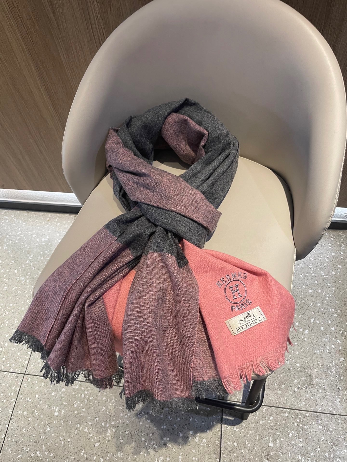 爱马仕男女同款披肩✨羊绒经典格纹👐围巾♨️高尖端产物⚠️，经典logo刺绣，时尚大牌的顶尖设计款💕拿到手