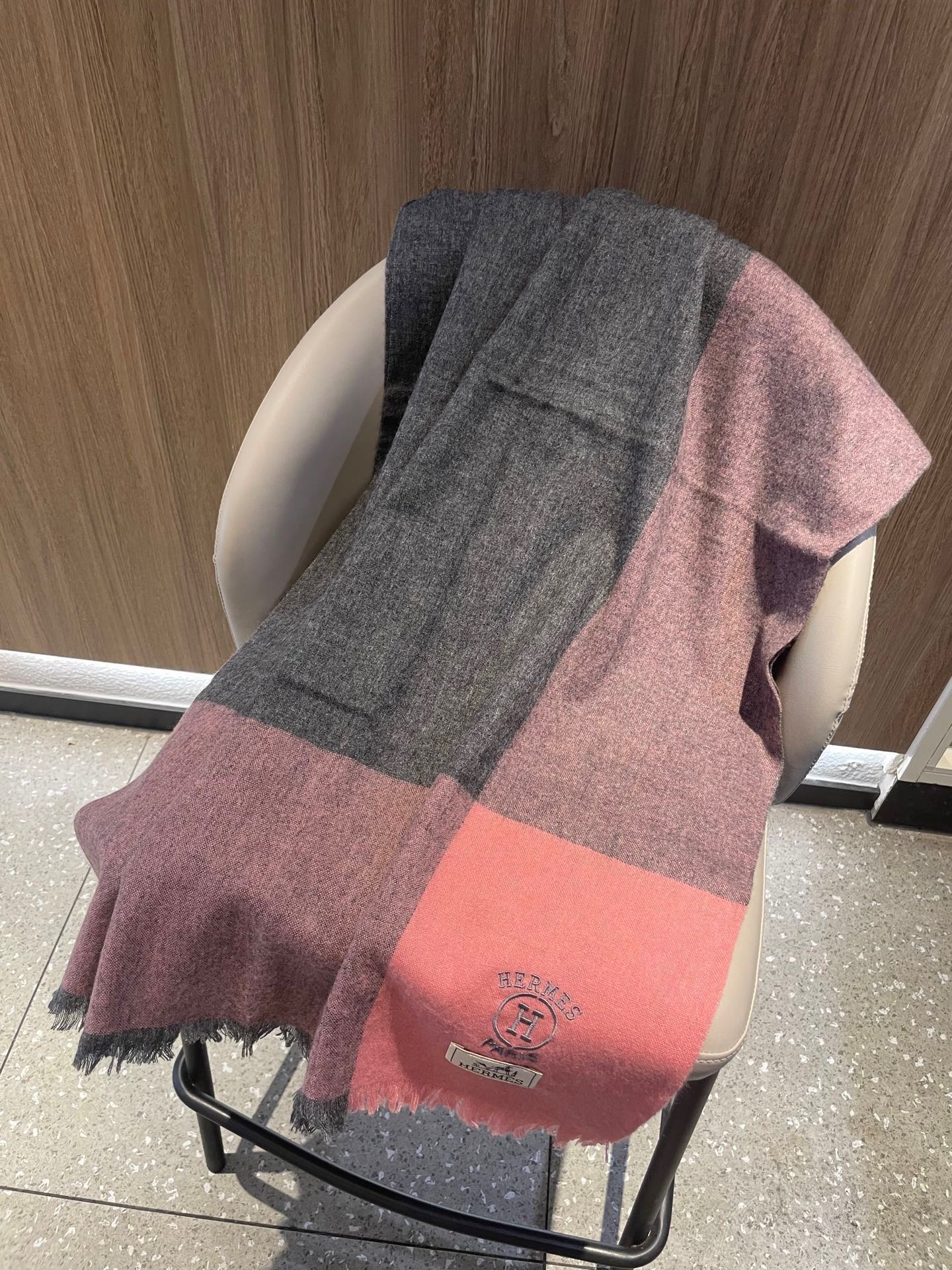 爱马仕男女同款披肩✨羊绒经典格纹👐围巾♨️高尖端产物⚠️，经典logo刺绣，时尚大牌的顶尖设计款💕拿到手