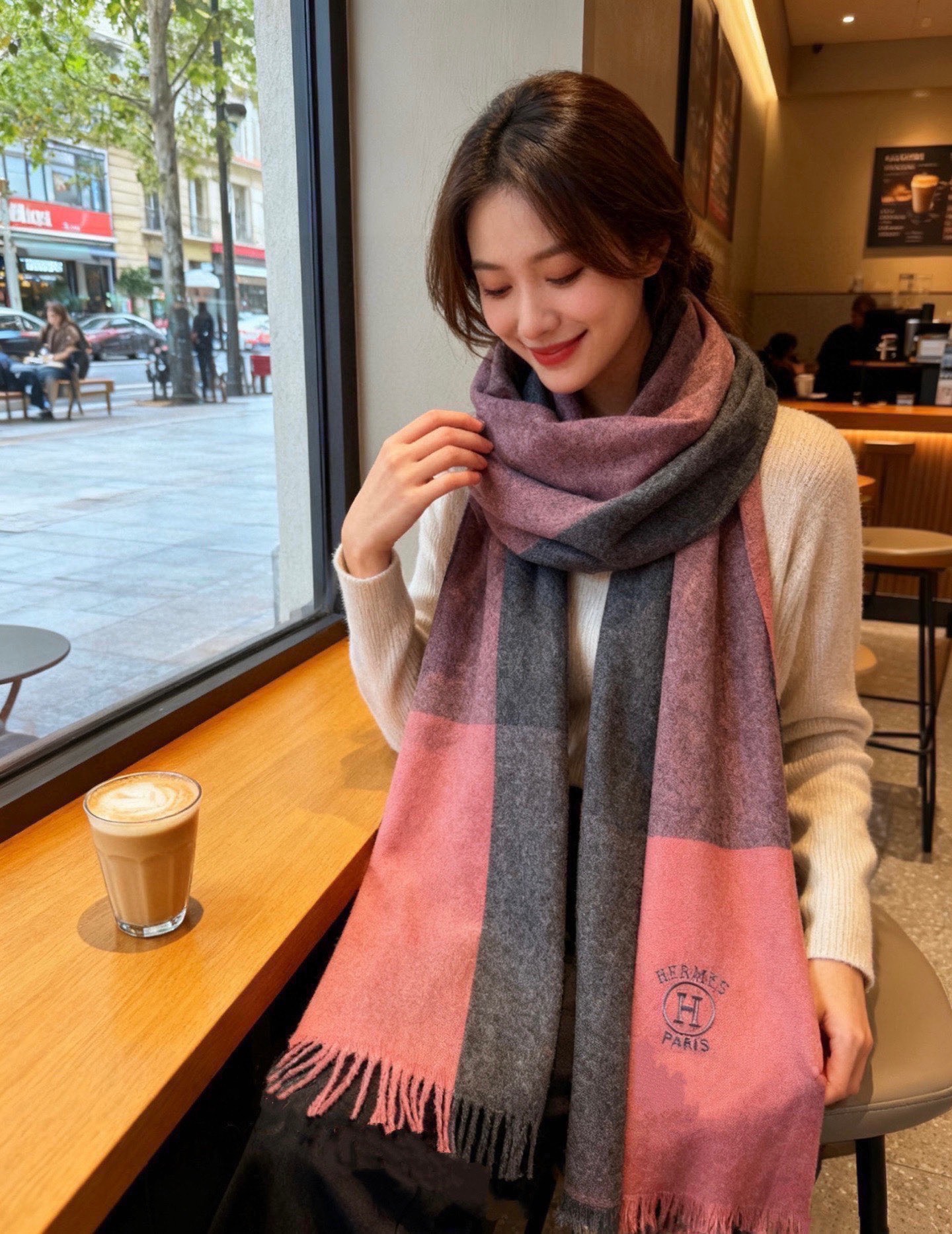 爱马仕男女同款披肩✨羊绒经典格纹👐围巾♨️高尖端产物⚠️，经典logo刺绣，时尚大牌的顶尖设计款💕拿到手