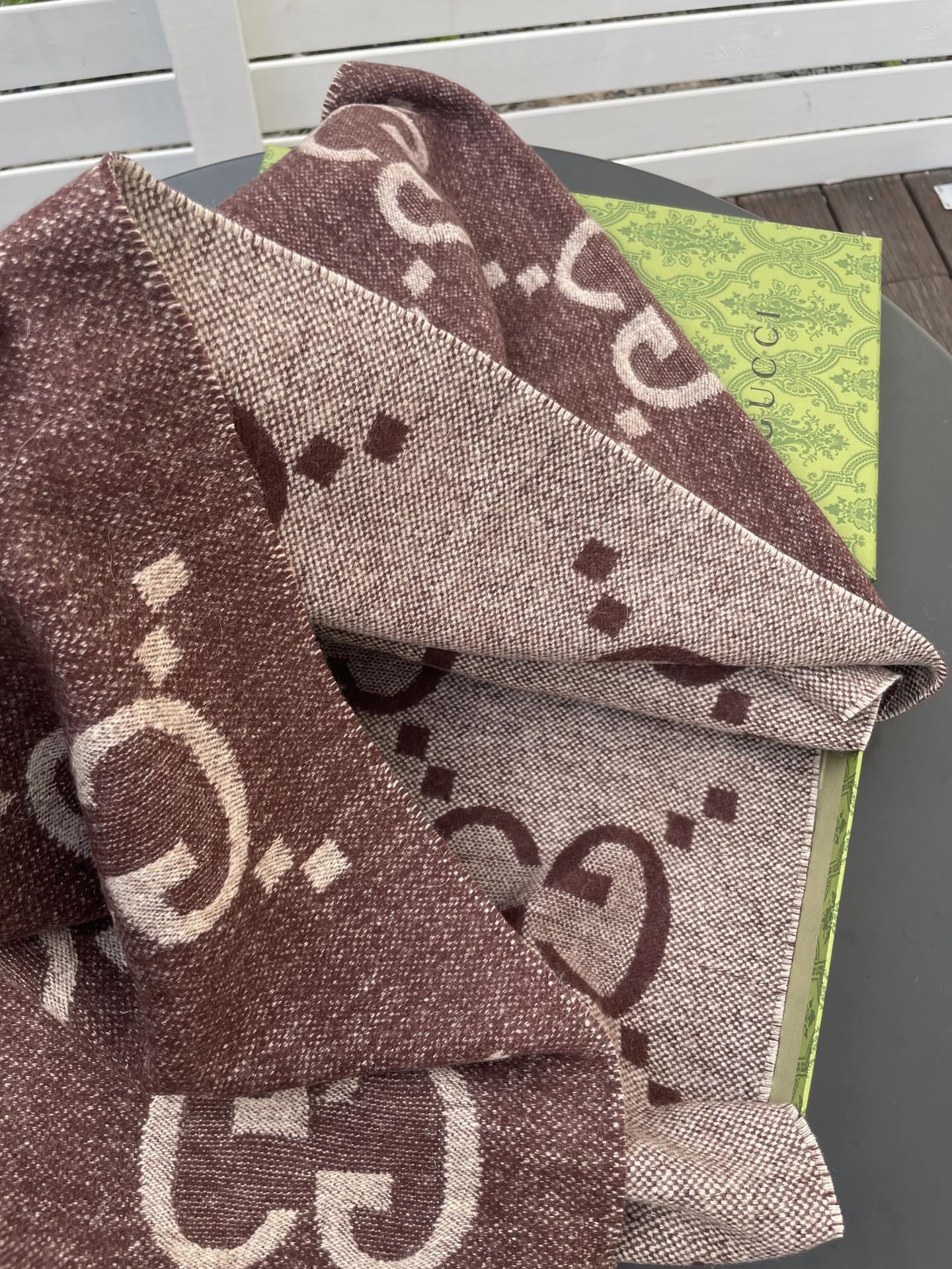 GUCCI（古奇）官网同步！代购级别！最新双面两用古驰围巾，永远加分的G秋冬单品！各种穿衣风格都可以和她