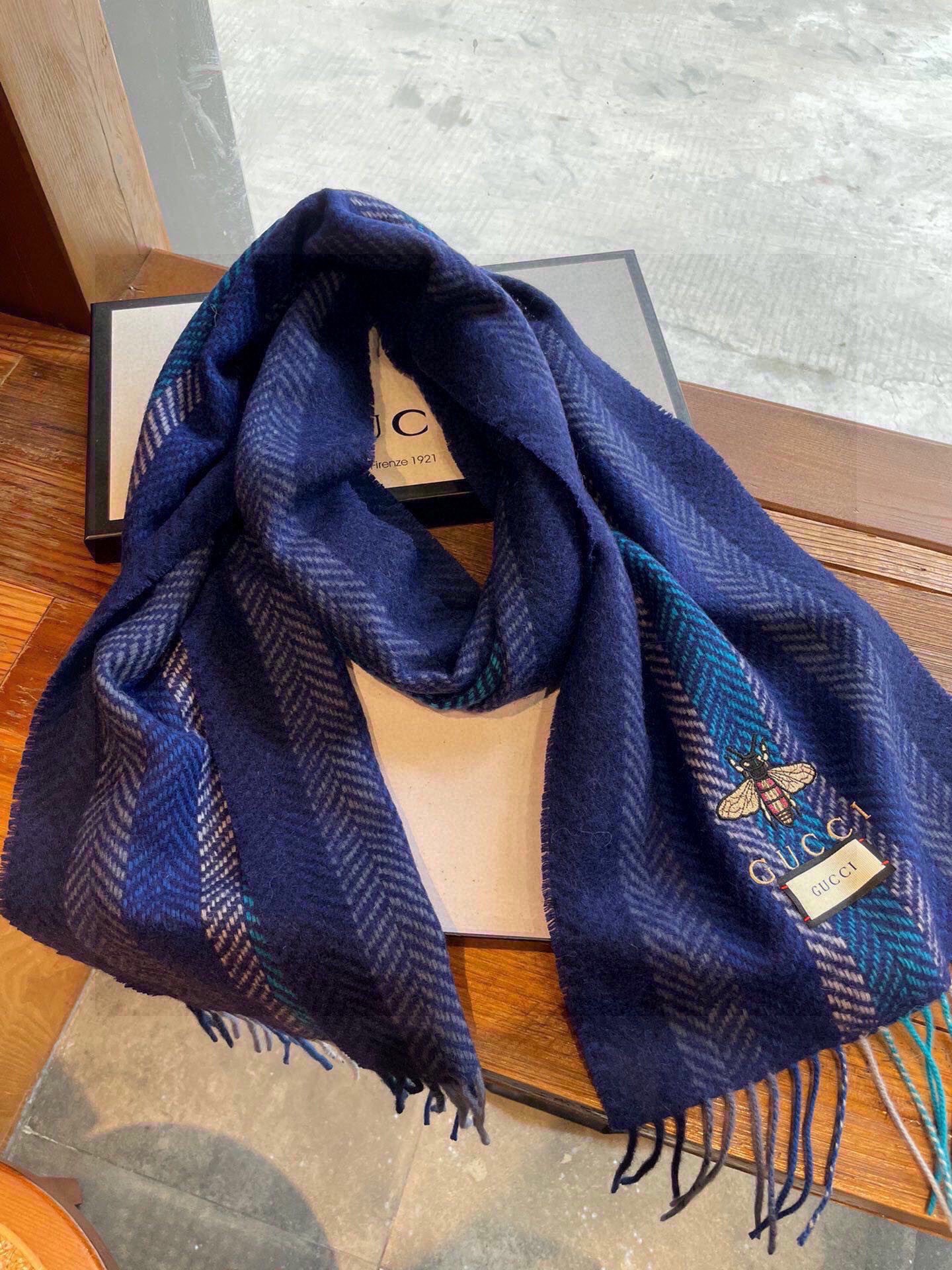 gucci scarf Gucci Little Bee Cashmere Scarf at Paris Fashion Show! Made of Mongolian Plateau fine cashmere! It feels full of fine fluff! This price is absolutely 100% affordable! Exquisite embroidery craftsmanship! Great for giving as a gift or keeping for yourself! Absolutely good stuff! Size: 30*180 — photo 7