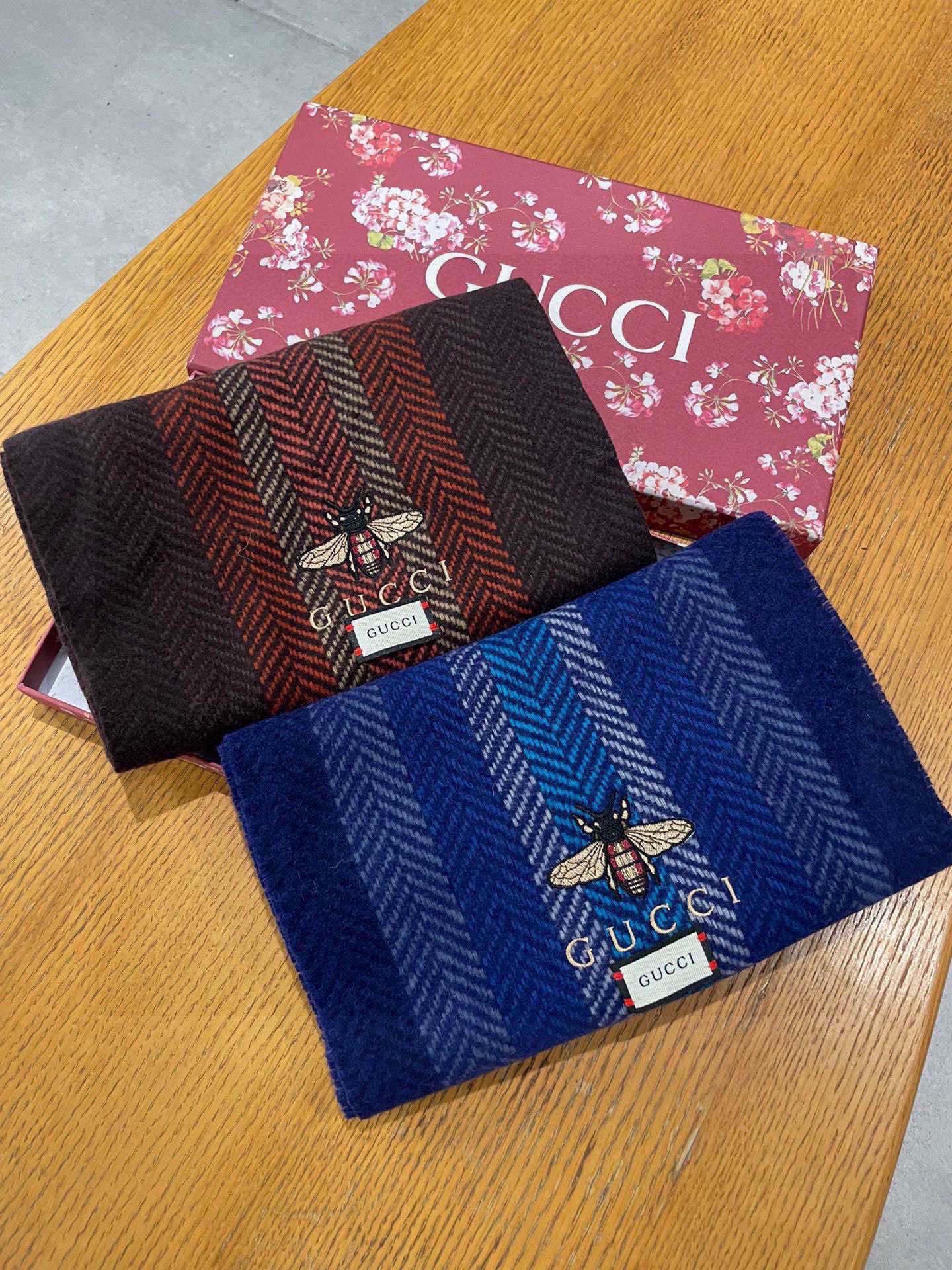 gucci scarf Gucci Little Bee Cashmere Scarf at Paris Fashion Show! Made of Mongolian Plateau fine cashmere! It feels full of fine fluff! This price is absolutely 100% affordable! Exquisite embroidery craftsmanship! Great for giving as a gift or keeping for yourself! Absolutely good stuff! Size: 30*180 — photo 9