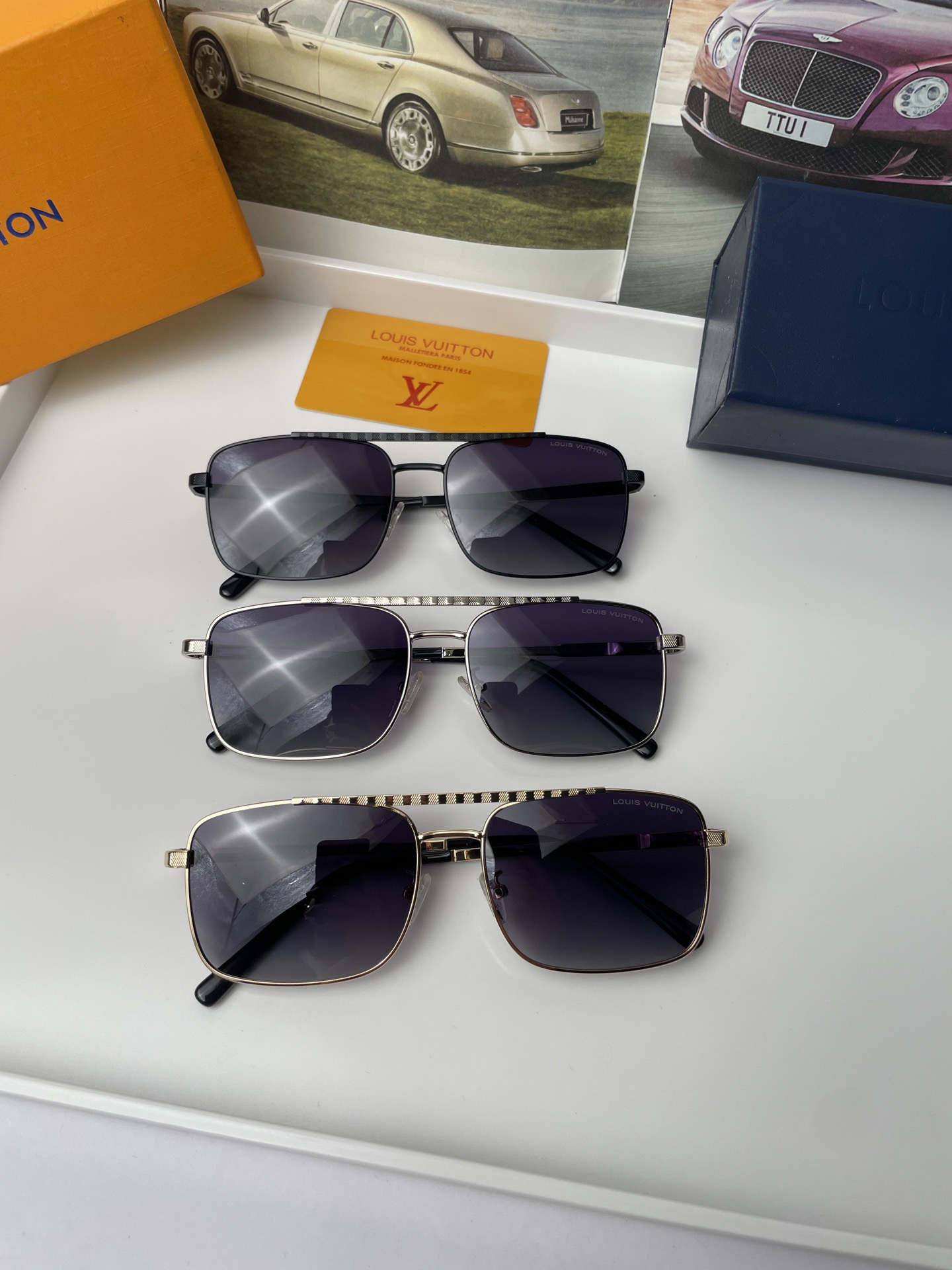 NO:765480,. New brand Louis Vuitton LV original quality polarized sunglasses for men and women. Material high-definition Polaroid polarized lenses, imported alloy printed logo temples. Small frame exquisite sunglasses, look at the details and you will know the master's handmade design, exquisite workmanship, high-end atmosphere, suitable for boys and girls to travel. No. 8114 glasses, sunglasses, sunglasses, glasses, louis vuitton, louis vuitton19860909.新款品牌路易威登LV 原单品质男女同款偏光太阳镜 材质高清宝丽来偏光镜片、进口合金印字logo镜腿.小框精致太阳镜看细节就知道大师手工制作设计,做工精致,高端大气,适合男生女生旅游出行.编号8114眼镜墨镜太阳镜,眼镜,louis vuitton,louis vuitton,glasses