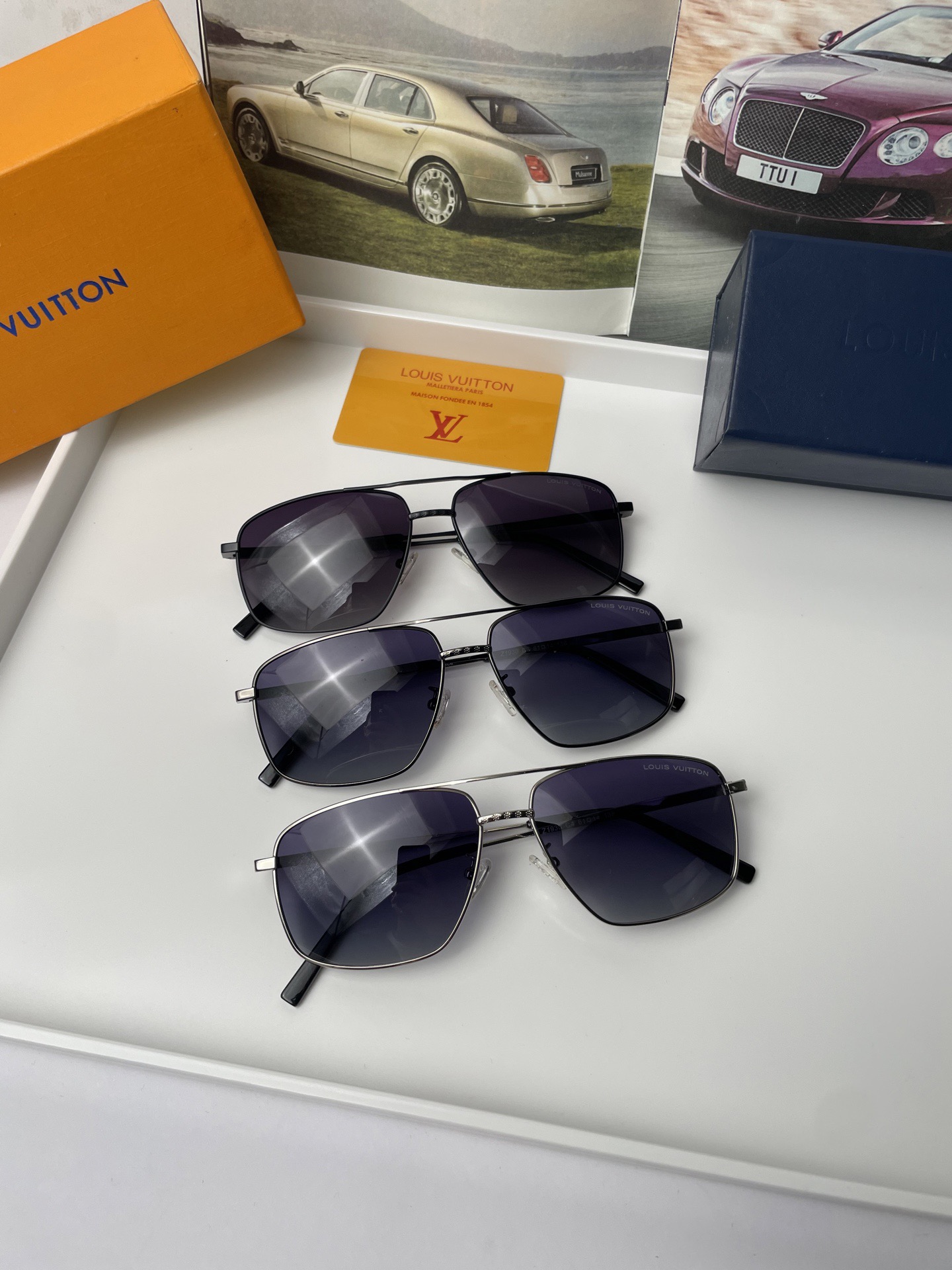 NO:765555,.New brand Louis Vuitton LV original quality polarized sunglasses for men and women, made of high-definition Polaroid polarized lenses, imported alloy printed logo temples. Look at the details of the small-frame exquisite sunglasses to know that they are hand-made and designed by masters, with exquisite workmanship and high-end atmosphere. They are suitable for boys and girls to travel. No. 8125 glasses, sunglasses, sunglasses, glasses, louis vuitton, louis vuitton19860909.新款品牌路易威登LV 原单品质男女同款偏光太阳镜 材质高清宝丽来偏光镜片、进口合金印字logo镜腿.小框精致太阳镜看细节就知道大师手工制作设计,做工精致,高端大气,适合男生女生旅游出行.编号8125眼镜墨镜太阳镜,眼镜,louis vuitton,louis vuitton,glasses