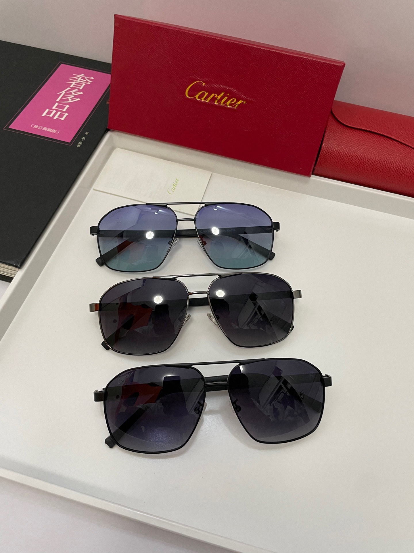 ️145.新款💥品牌:卡地亚Cartier原单品质男士女士同款偏光太阳镜🕶️ 材质:高清尼龙镜片、金属合金logo镜腿.看细节就知道大师手工制作设计,做工精致,高端大气,适合男女旅游出行.编号:8165