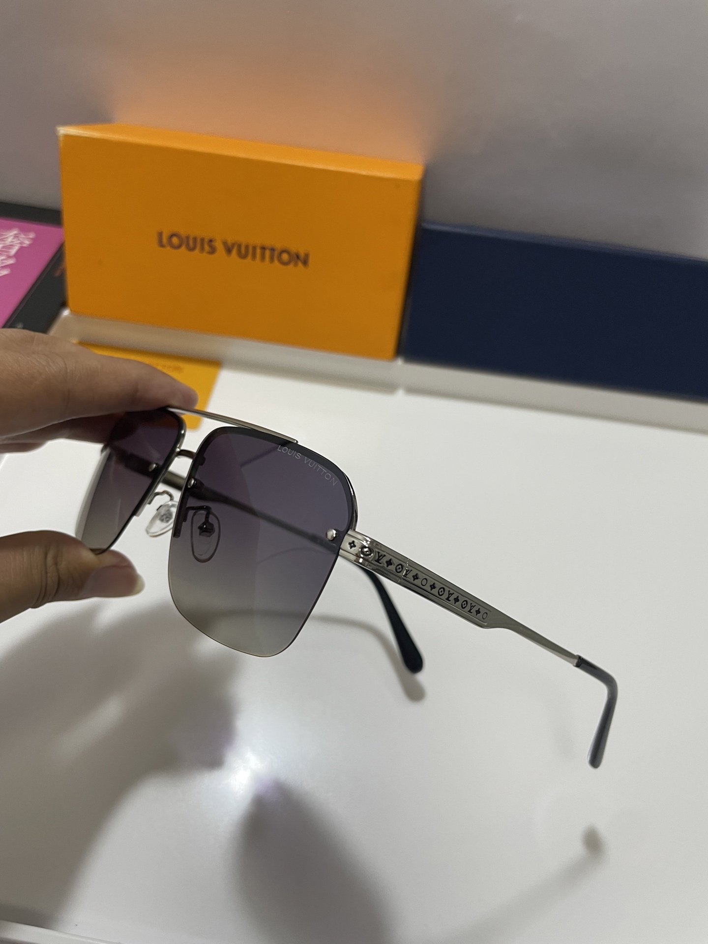 Солнцезащитные очки Louis Vuitton с поляризацией