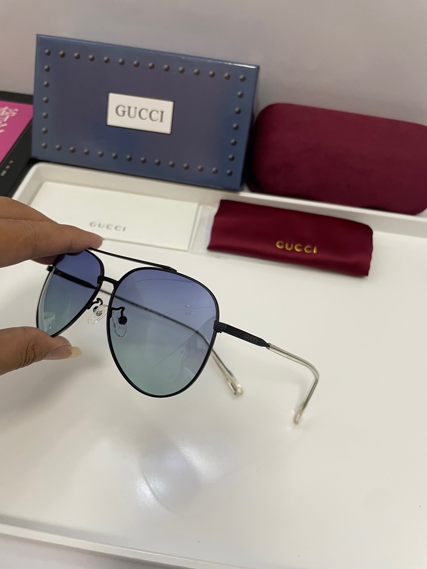 Солнцезащитные очки в стиле авиаторы Gucci