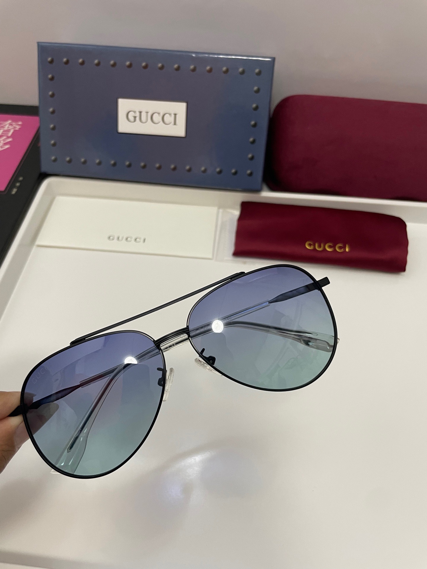 Солнцезащитные очки в стиле авиаторы Gucci