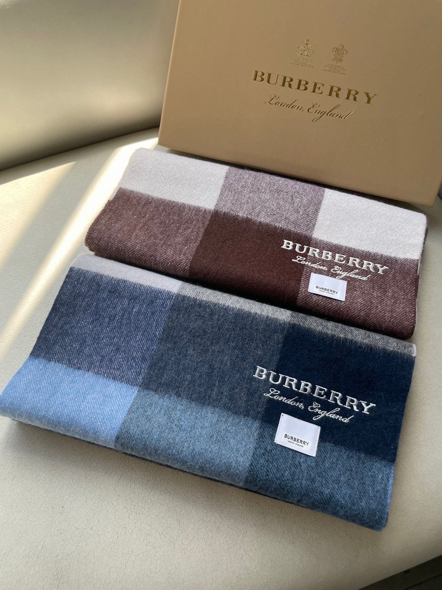 巴宝莉BURBERRY字母专柜款❗️ 顶级出口尾单刺绣👍货不多，下手一定要快，真心美的让人非常非常心动  上身效果简直美