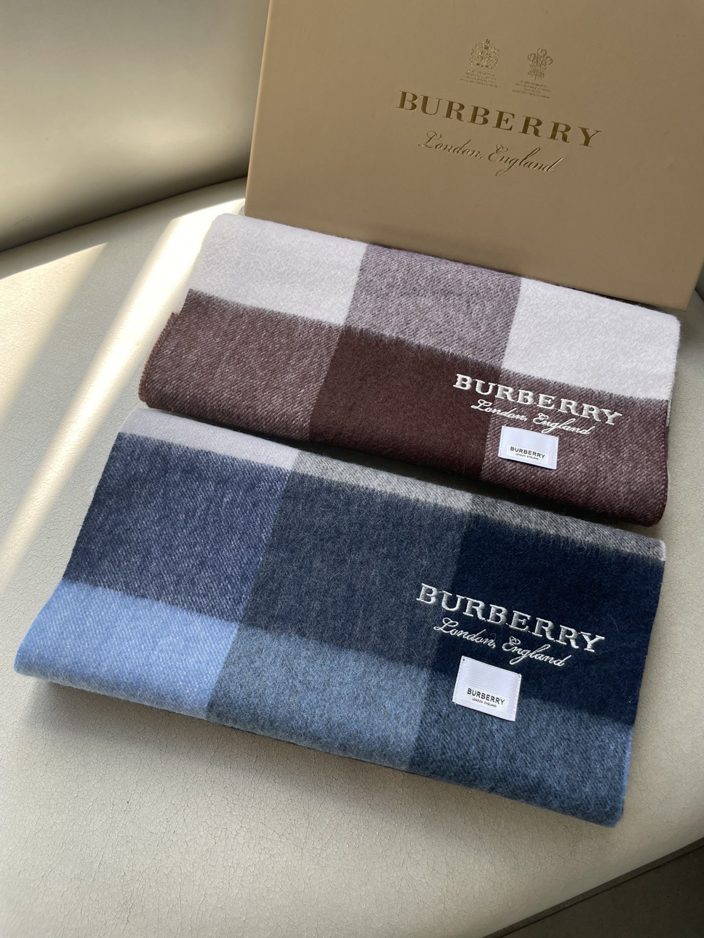 巴宝莉BURBERRY字母专柜款❗️ 顶级出口尾单刺绣👍货不多，下手一定要快，真心美的让人非常非常心动  上身效果简直美