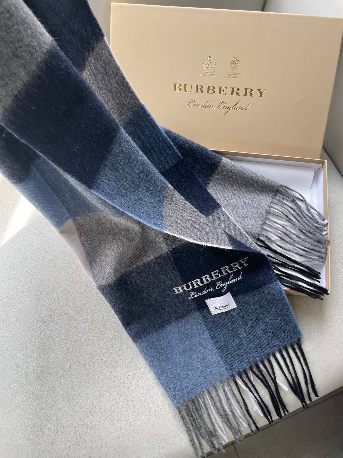 巴宝莉BURBERRY字母专柜款❗️ 顶级出口尾单刺绣👍货不多，下手一定要快，真心美的让人非常非常心动  上身效果简直美