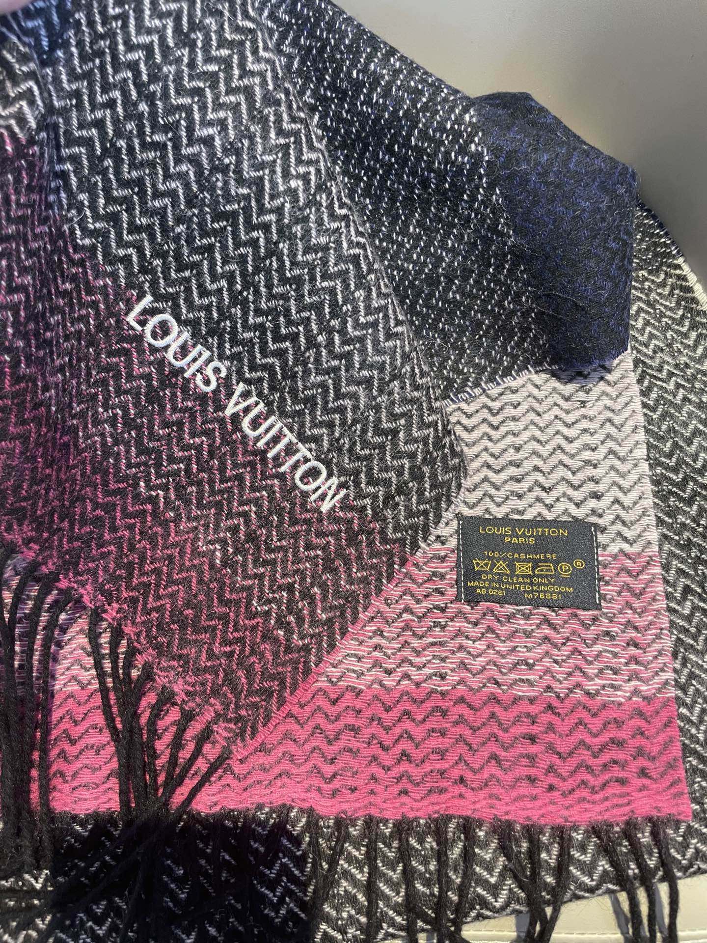 新款LV海外专柜人字纹羊绒围巾～惊爆上架🎉国内专柜都没上架，从款式到面料都很赞🎻，经典的羊绒拼接图案，难得少见的羊绒男女