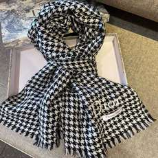 迪奥Dior尾单新款千鸟格拼色羊毛围巾,直接出欧洲的,正儿八经的正品订单…和大货一起出来,不用多流弊的文字,它是全世界最 迪奥Dior尾单新款千鸟格拼色羊毛围巾,直接出欧洲的,正儿八经的正品订单…和大货一起出来,不用多流弊的文字,它是全世界最
