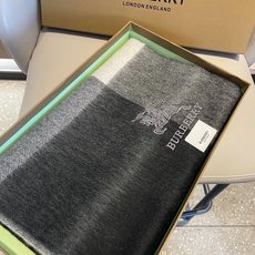 新款巴宝莉男士格子高级货❗️设计风格采用格子纹图案,带有品牌标志性的骑士纹章刺绣和“BURBERRY”标签,边缘流苏设计 新款巴宝莉男士格子高级货❗️设计风格采用格子纹图案,带有品牌标志性的骑士纹章刺绣和“BURBERRY”标签,边缘流苏设计
