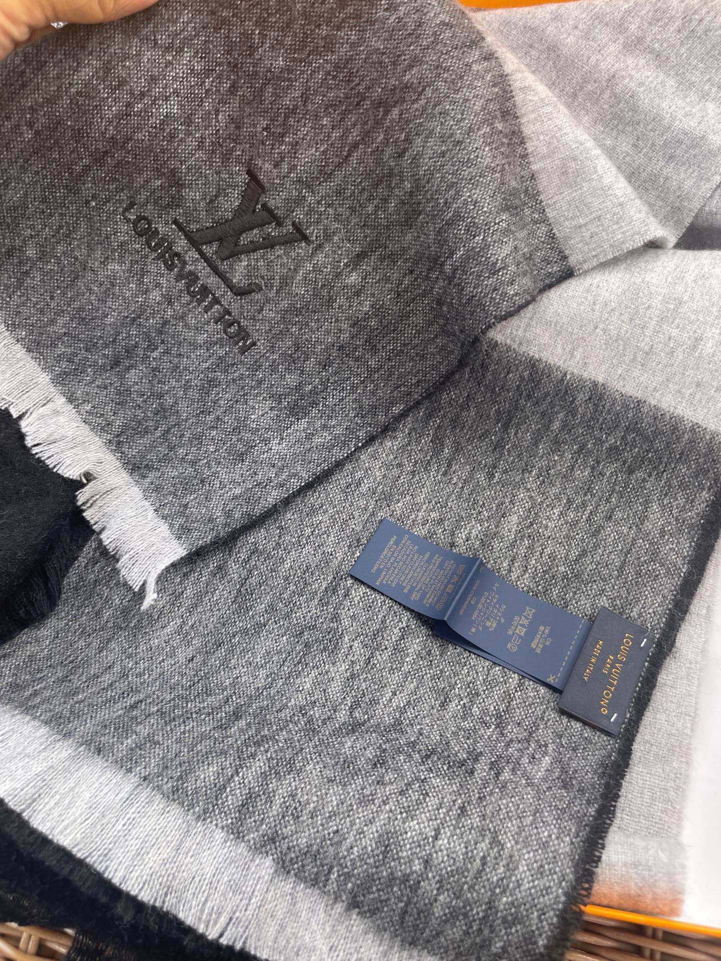 路易威登LV男女同款披肩✨羊绒经典格纹👐围巾♨️高尖端产物⚠️，经典logo刺绣，时尚大牌的顶尖设计款💕拿到手你就会明白