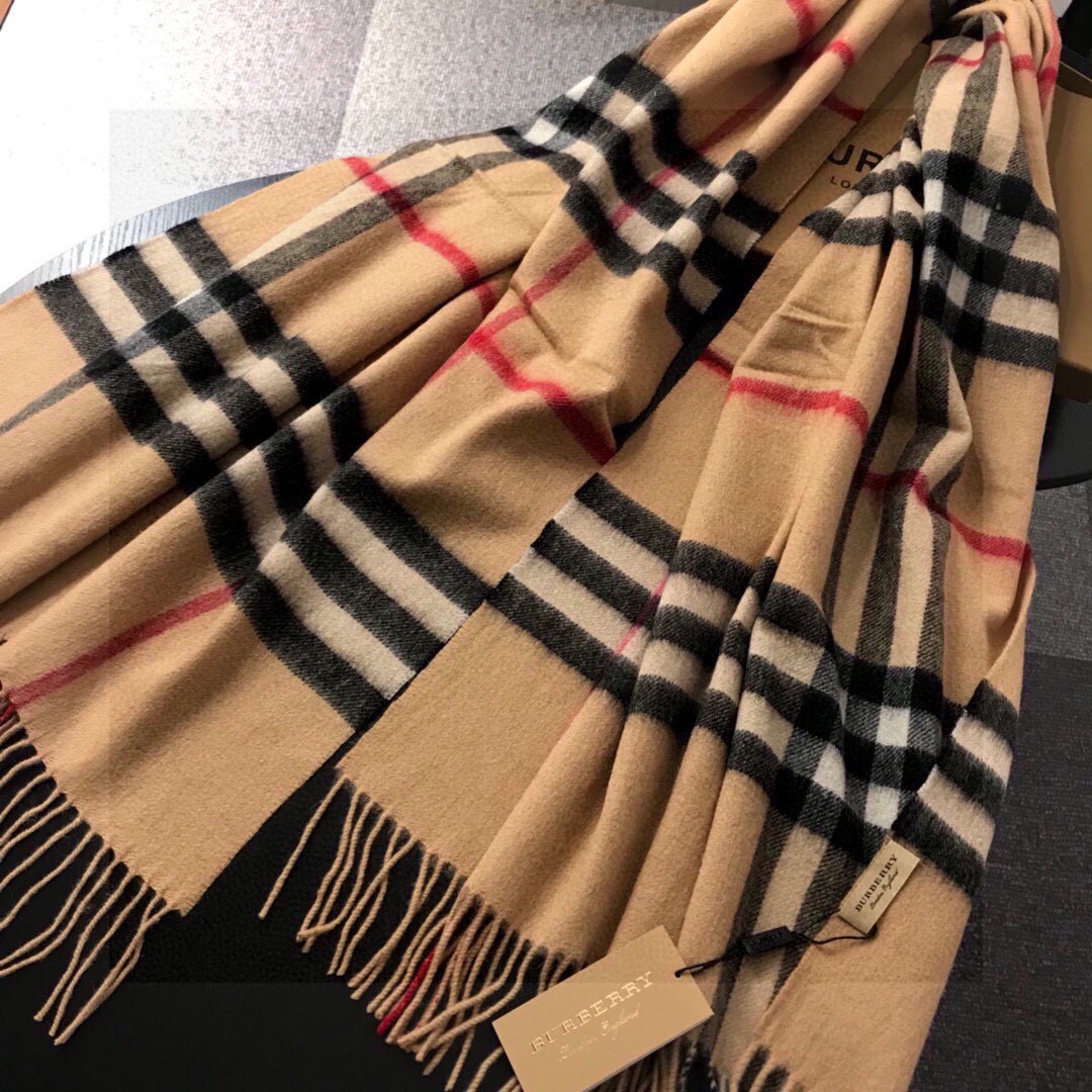 巴宝莉官网同步女士披肩新品✨羊绒经典格纹👐围巾♨️高尖端产物⚠️，经典logo刺绣，时尚大牌的顶尖设计款💕拿到手你就会明