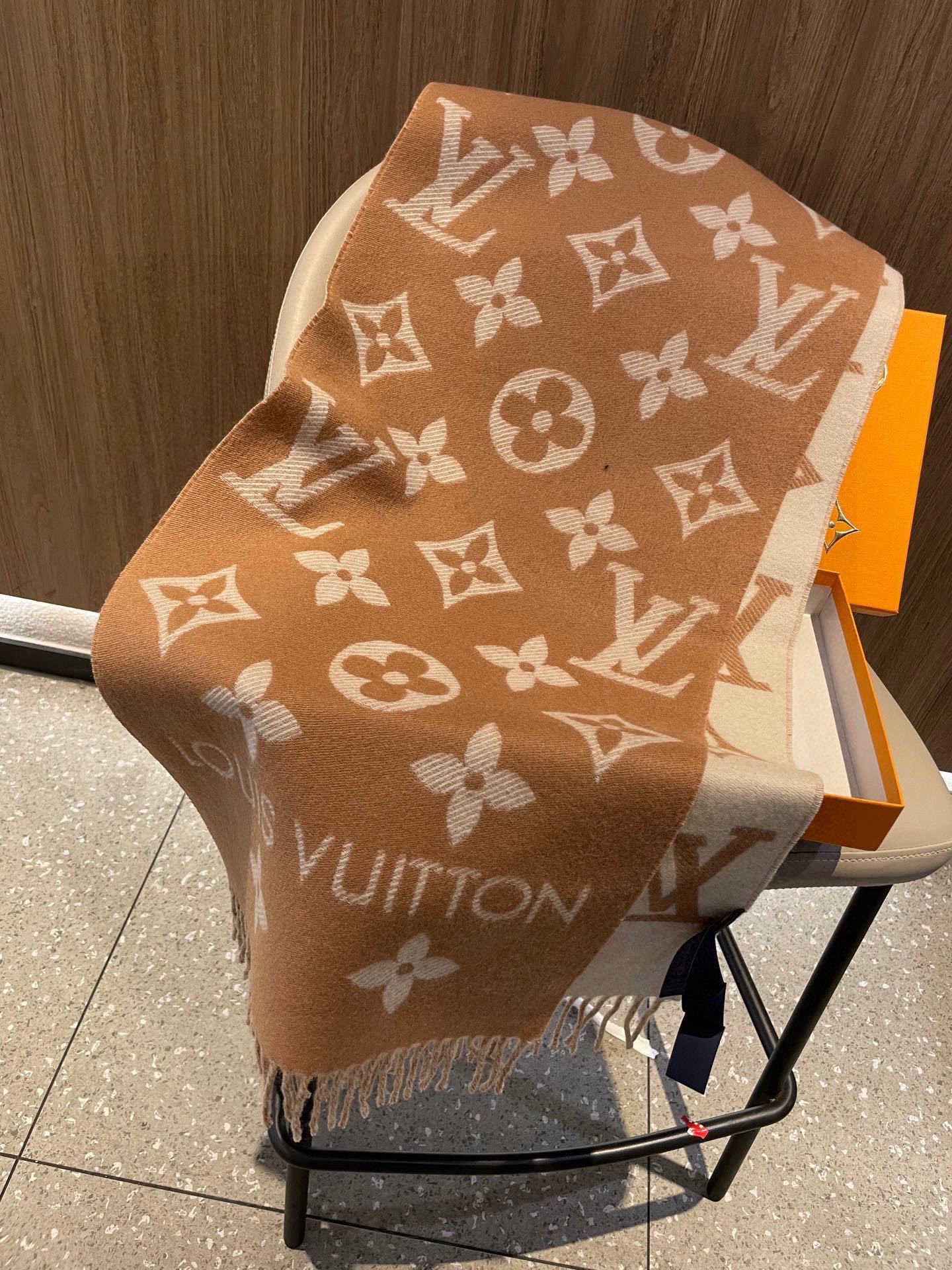 终于出货啦，今年热度最高的嫩粉拼白围巾本款LVEssential围巾聚焦大元素，以Monogram图案和路易威登标识宣示