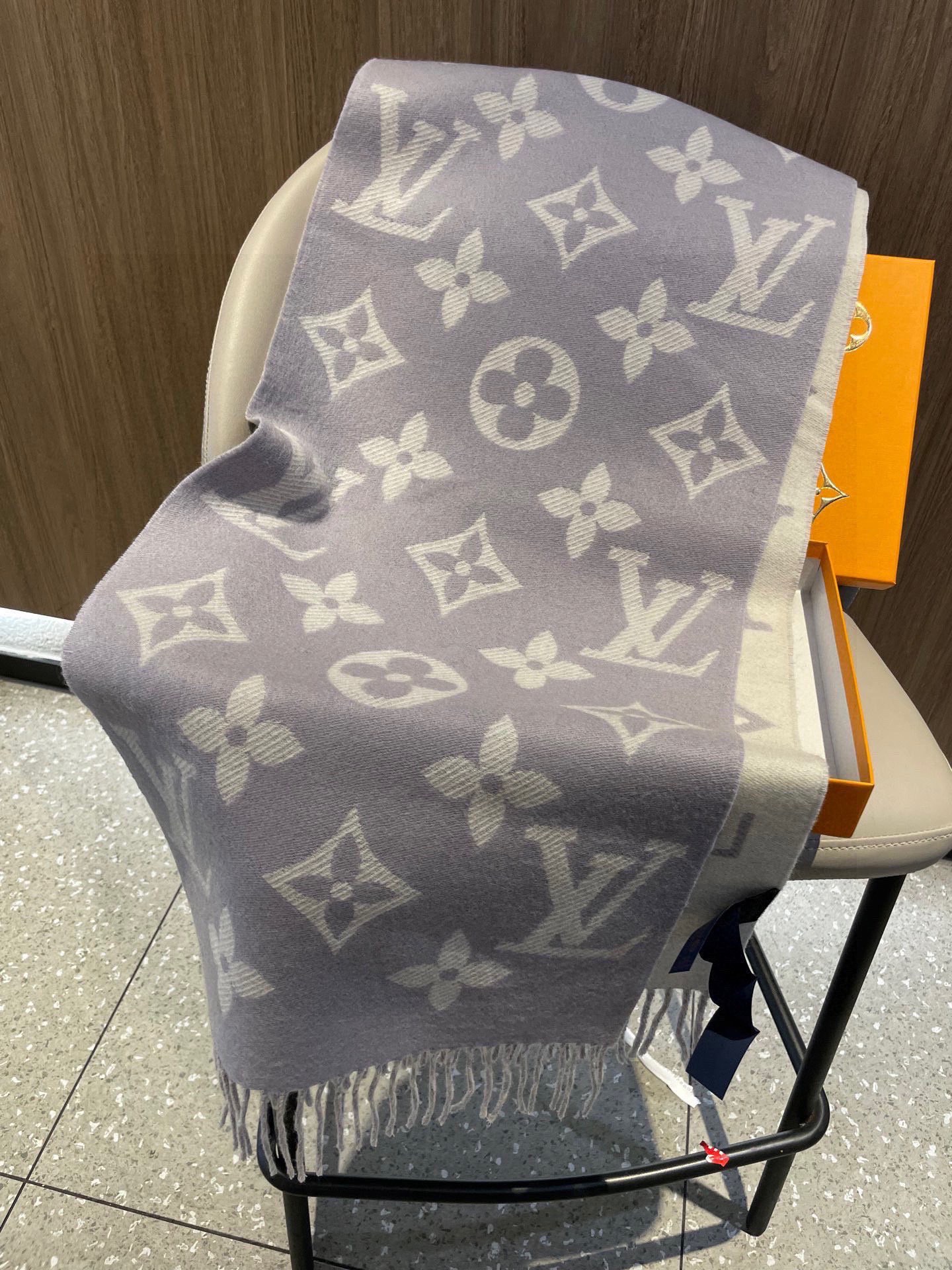 终于出货啦，今年热度最高的嫩粉拼白围巾本款LVEssential围巾聚焦大元素，以Monogram图案和路易威登标识宣示