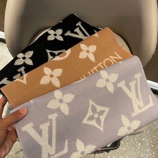 终于出货啦,今年热度最高的嫩粉拼白围巾本款LVEssential围巾聚焦大元素,以Monogram图案和路易威登标识宣示 终于出货啦,今年热度最高的嫩粉拼白围巾本款LVEssential围巾聚焦大元素,以Monogram图案和路易威登标识宣示