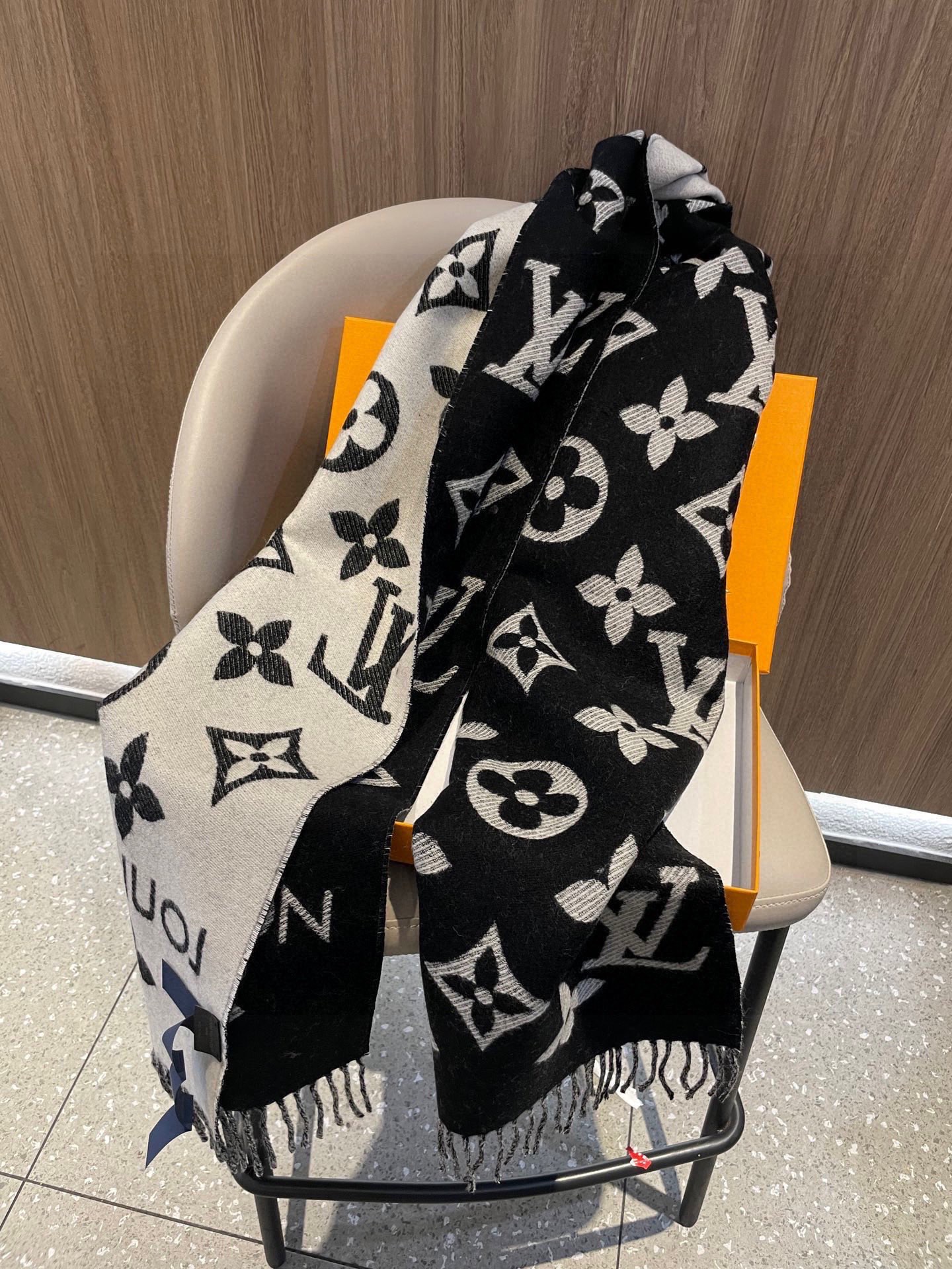 终于出货啦，今年热度最高的嫩粉拼白围巾本款LVEssential围巾聚焦大元素，以Monogram图案和路易威登标识宣示