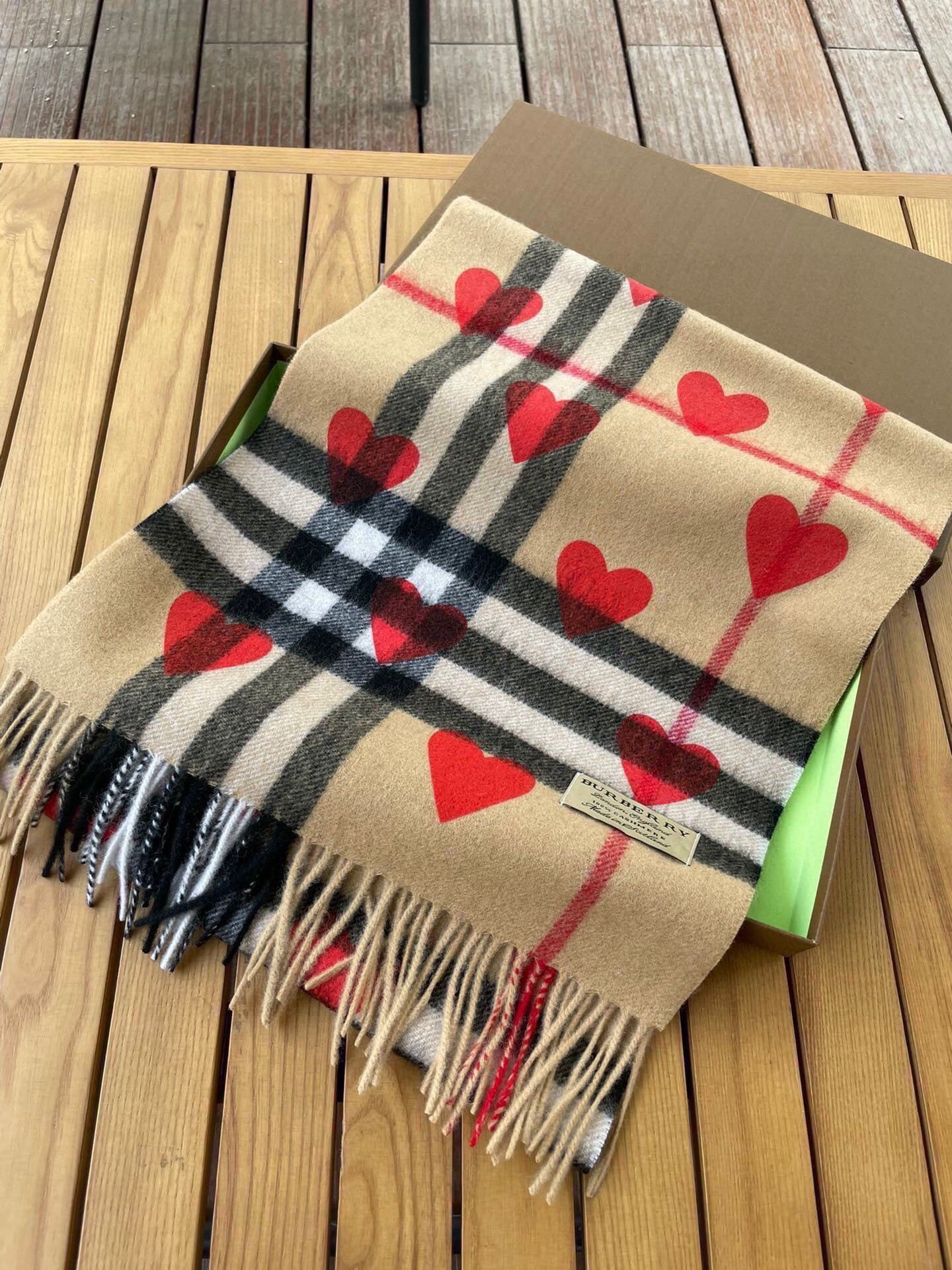 🆕【Bur · 经典♥️桃心】一年四季皆可使用的单品，而且是衣柜不止一条的专属，出镜率No. 1，巴宝莉羊绒围巾奉上无论