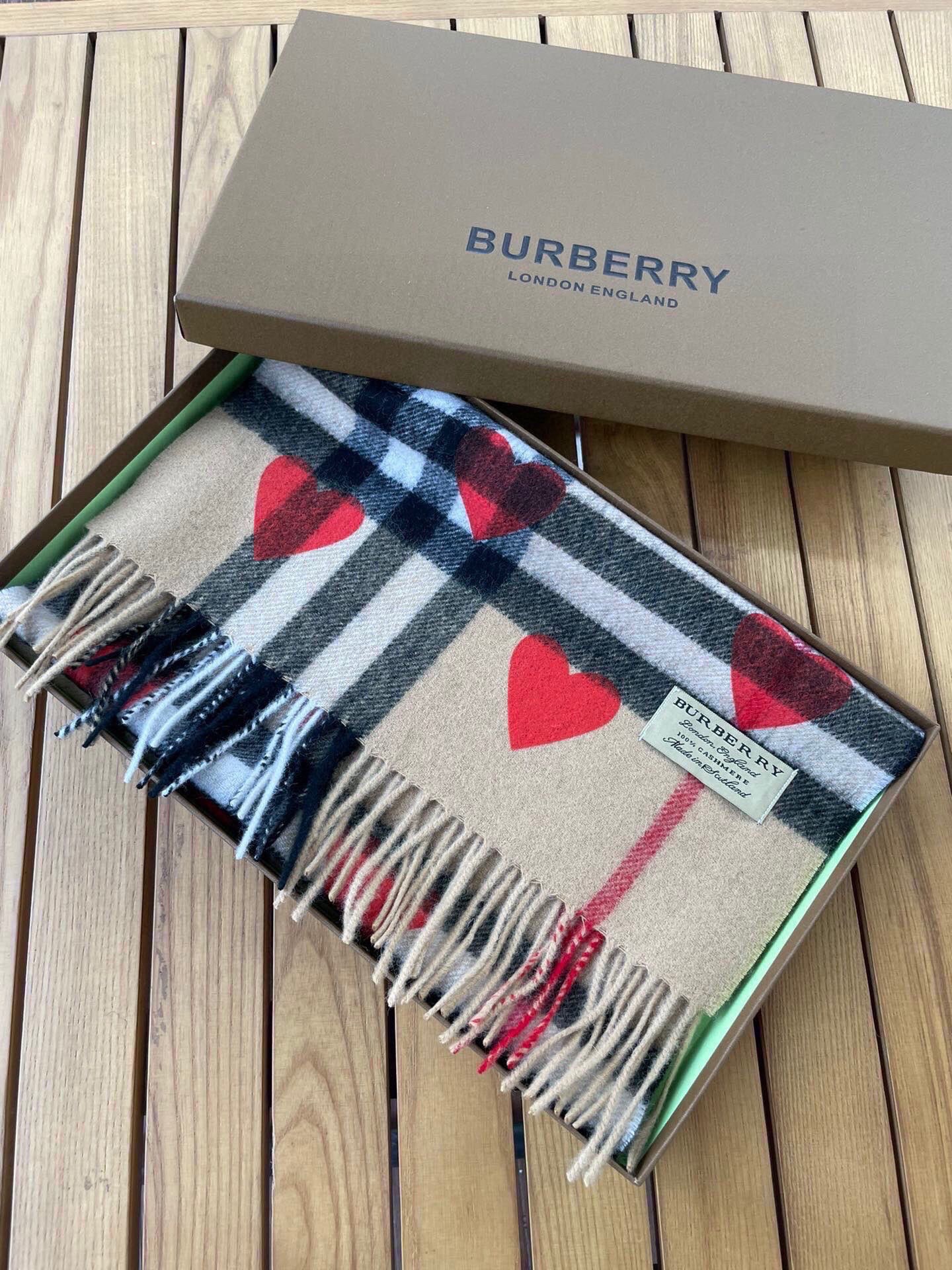 🆕【Bur · 经典♥️桃心】一年四季皆可使用的单品，而且是衣柜不止一条的专属，出镜率No. 1，巴宝莉羊绒围巾奉上无论