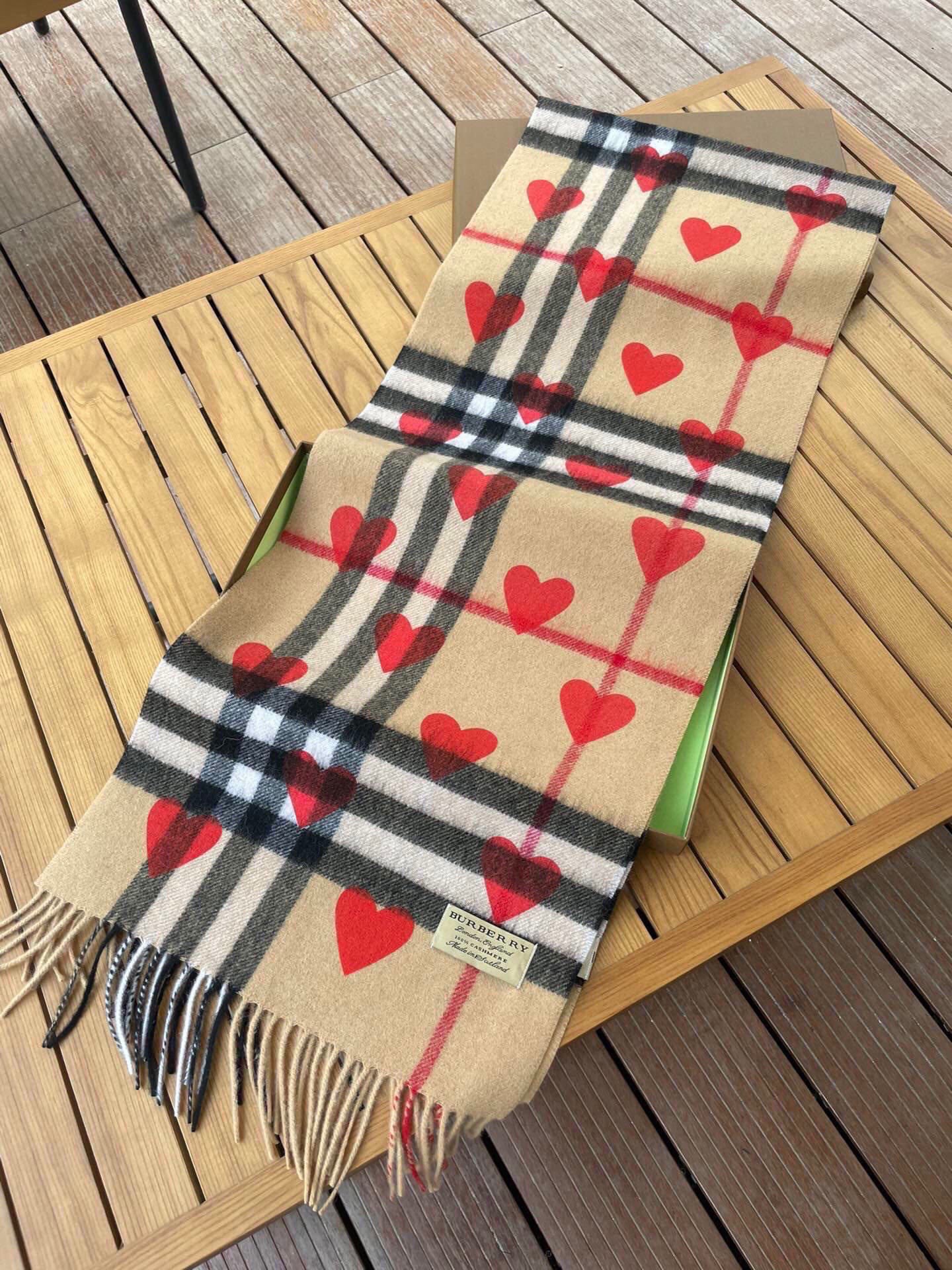 🆕【Bur · 经典♥️桃心】一年四季皆可使用的单品，而且是衣柜不止一条的专属，出镜率No. 1，巴宝莉羊绒围巾奉上无论