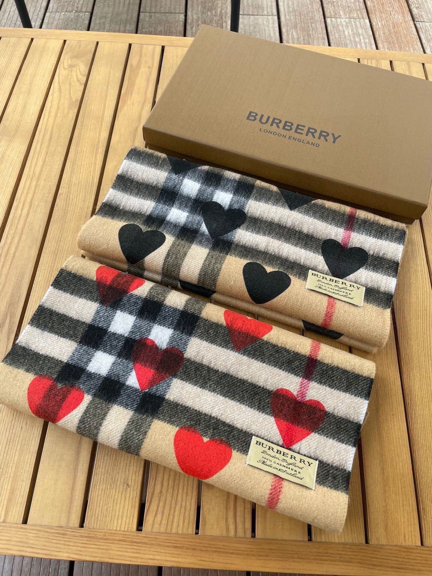 🆕【Bur · 经典♥️桃心】一年四季皆可使用的单品，而且是衣柜不止一条的专属，出镜率No. 1，巴宝莉羊绒围巾奉上无论