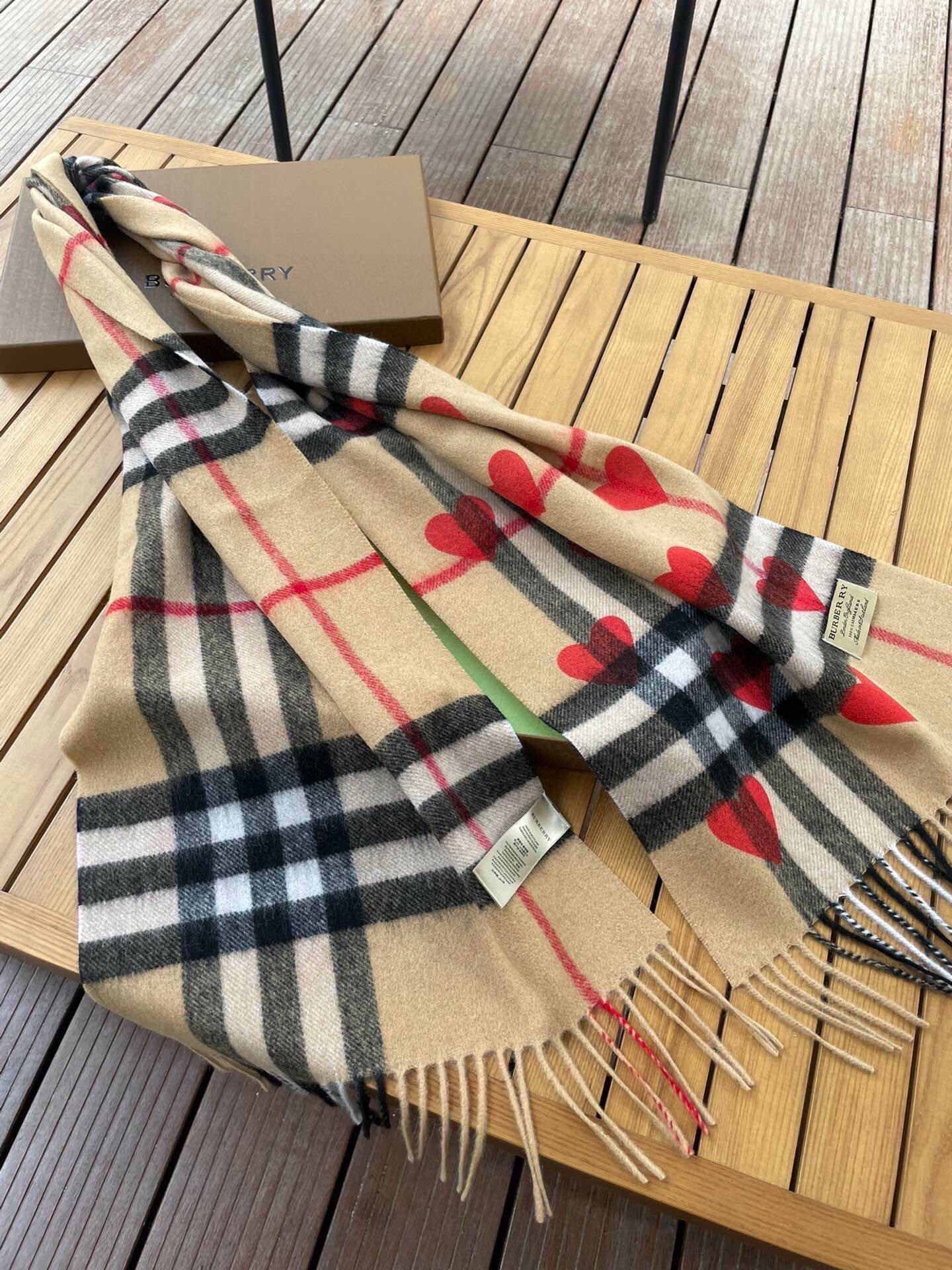 🆕【Bur · 经典♥️桃心】一年四季皆可使用的单品，而且是衣柜不止一条的专属，出镜率No. 1，巴宝莉羊绒围巾奉上无论