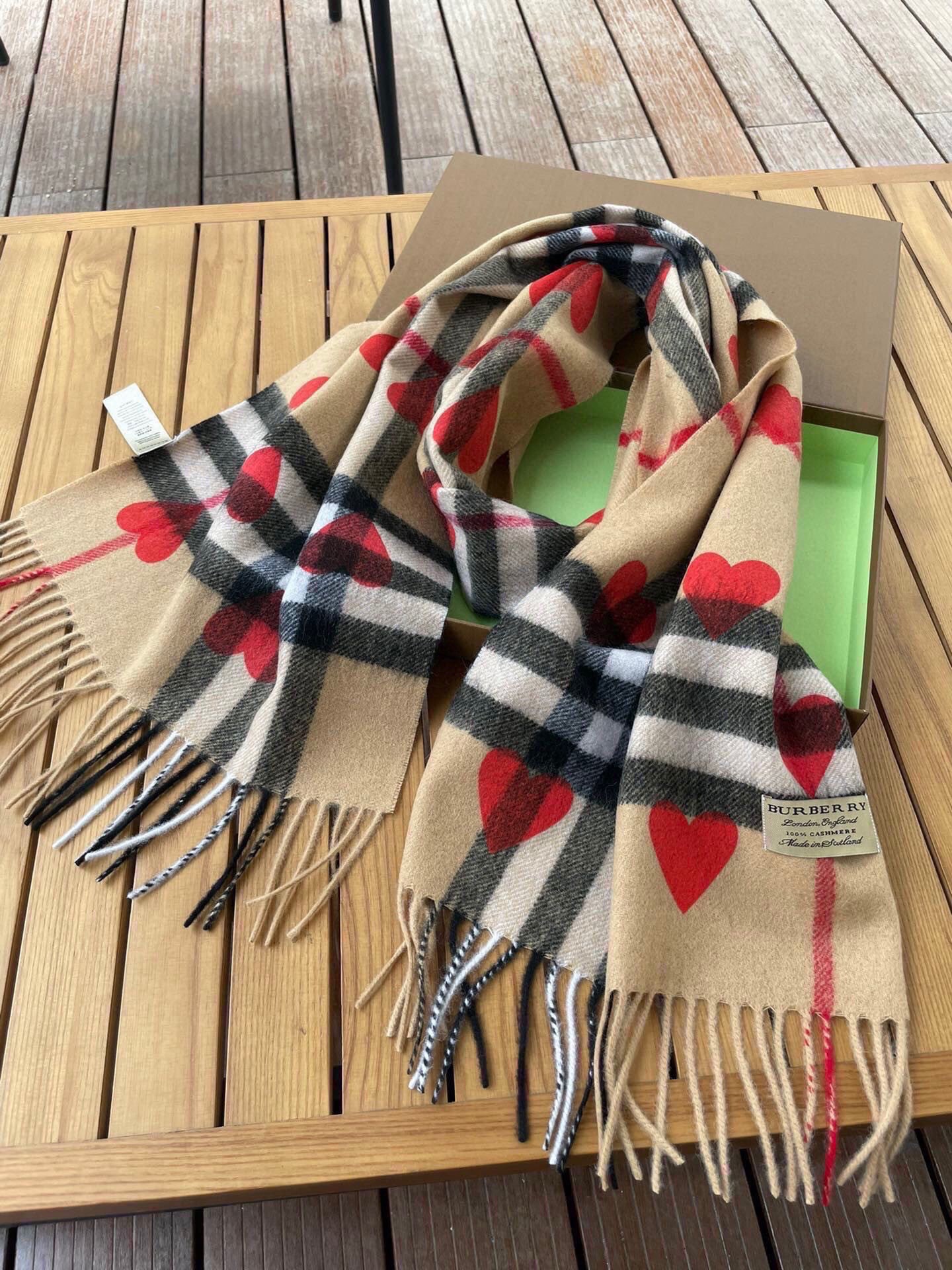 🆕【Bur · 经典♥️桃心】一年四季皆可使用的单品，而且是衣柜不止一条的专属，出镜率No. 1，巴宝莉羊绒围巾奉上无论